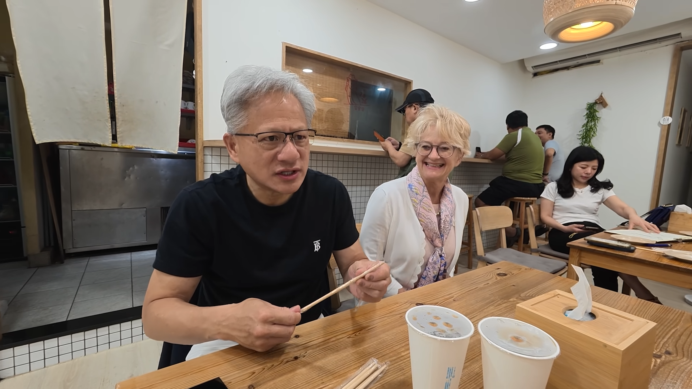 黃仁勳(左)與妻子Lori(右)在台北享用早餐,席間分享當年創立輝達的點滴。(翻攝Lex Fridman YouTube)