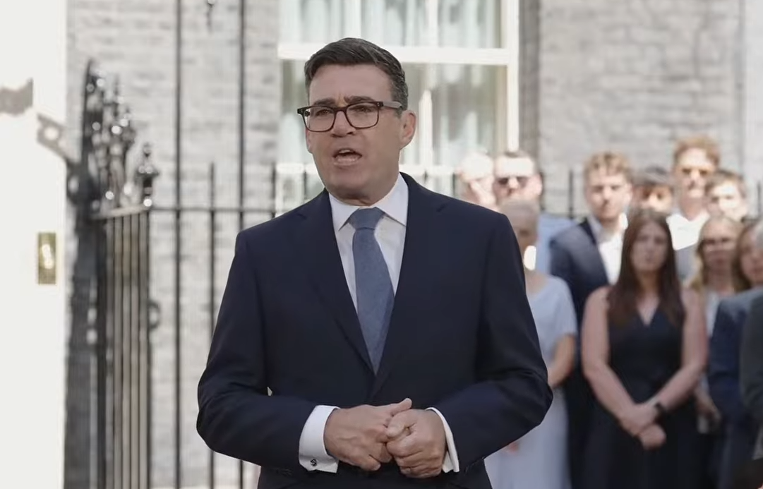 柏南正式上任,在唐寧街10號外發表就職演說。(翻攝10 Downing Street YouTube頻道)