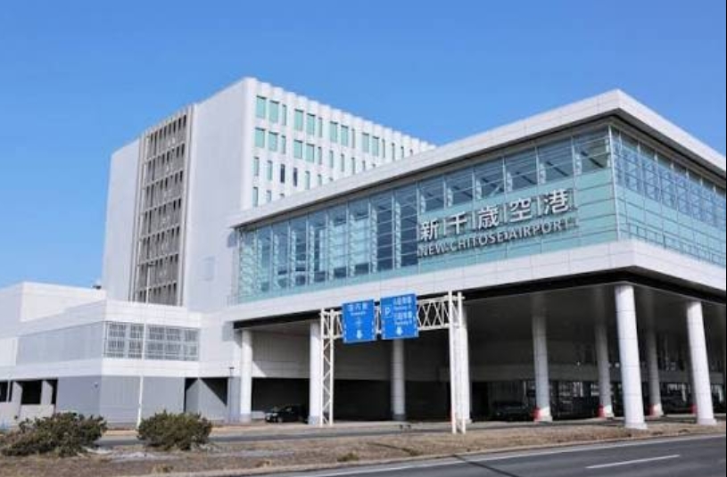 日本北海道千歲機場今日中午，一架從泰國曼谷飛抵新千歲機場後，隨收行李的行動電源冒煙，所幸此事並未造成人員受傷。（翻攝自Google Maps）