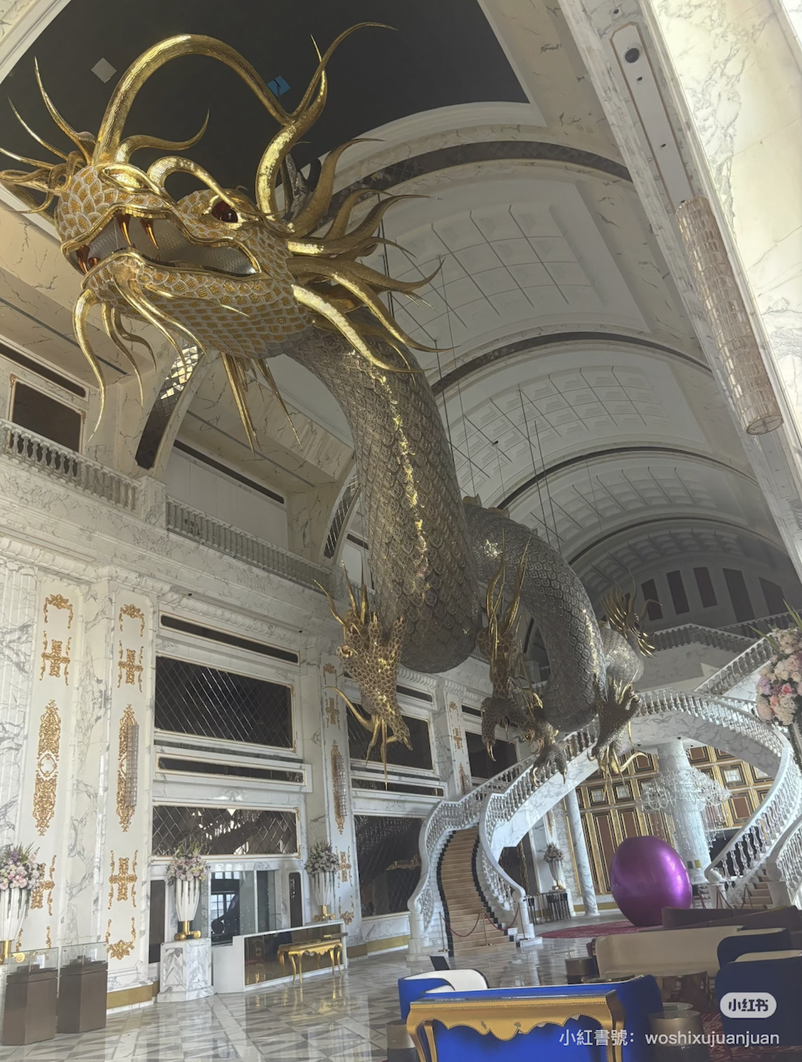 吳佩慈耗資40億，為「婆婆」崔麗杰打造的巨龍，至今仍在歇業的博華皇宮內。（翻攝小紅書）