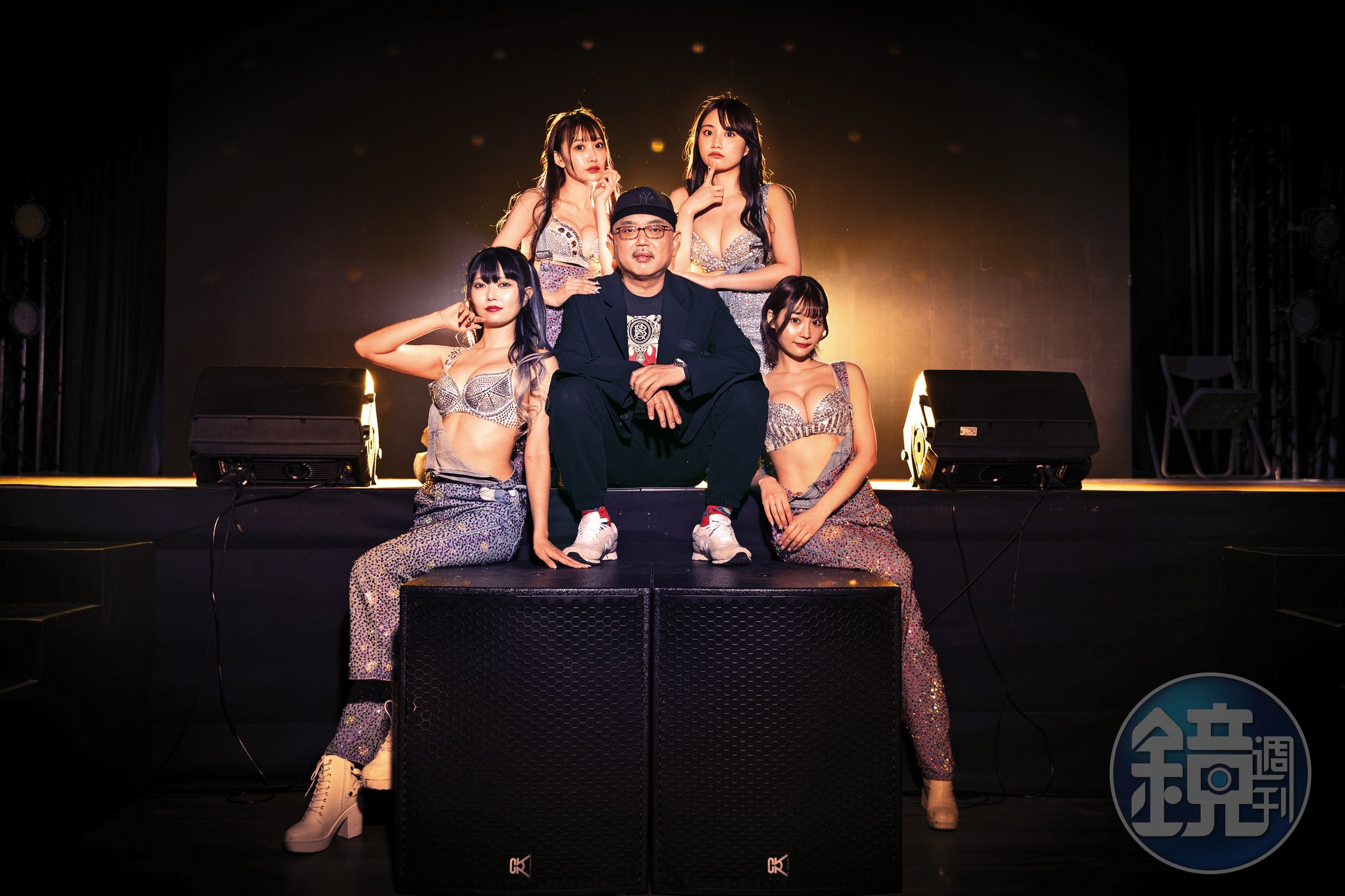 來自日本東京六本木的舞孃俱樂部「63 ANGEL」5月將首次進軍海外來台演出,社長真野將年(中)在人氣舞孃環繞下接受本刊專訪。(新世博國際提供)