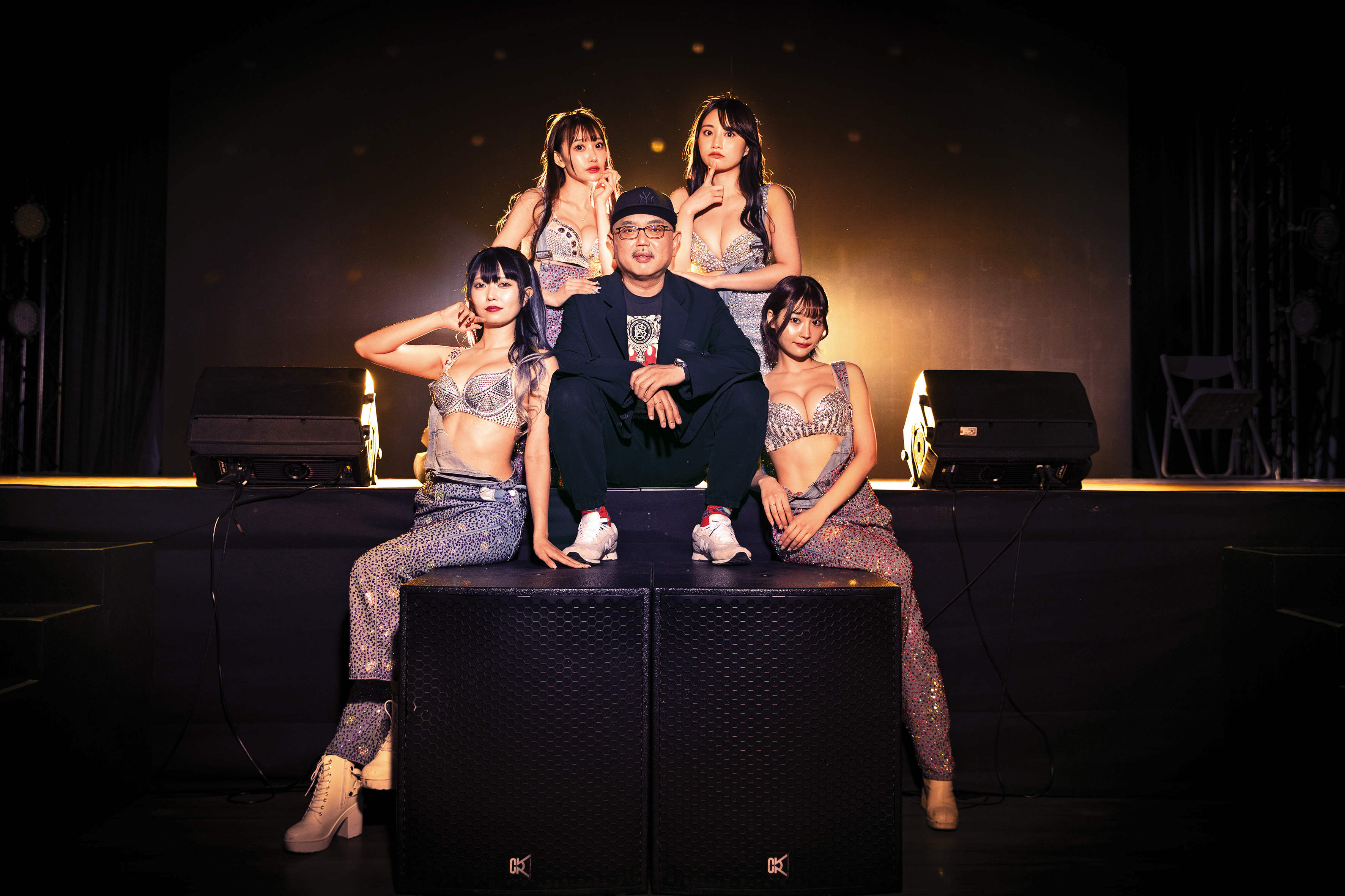  來自日本東京六本木的舞孃俱樂部「63 ANGEL」5月將首次進軍海外來台演出，社長真野將年（中）在人氣舞孃環繞下接受本刊專訪。（新世博國際提供）