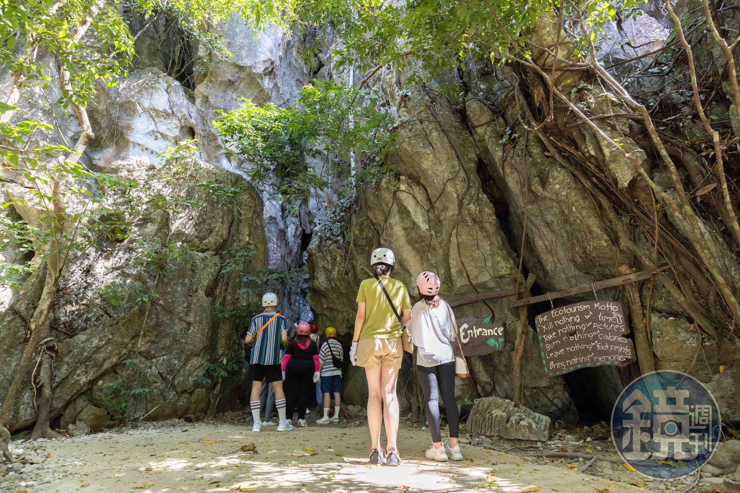 穿過樹林，正式走入鐘乳石洞穴中開始探險旅程。