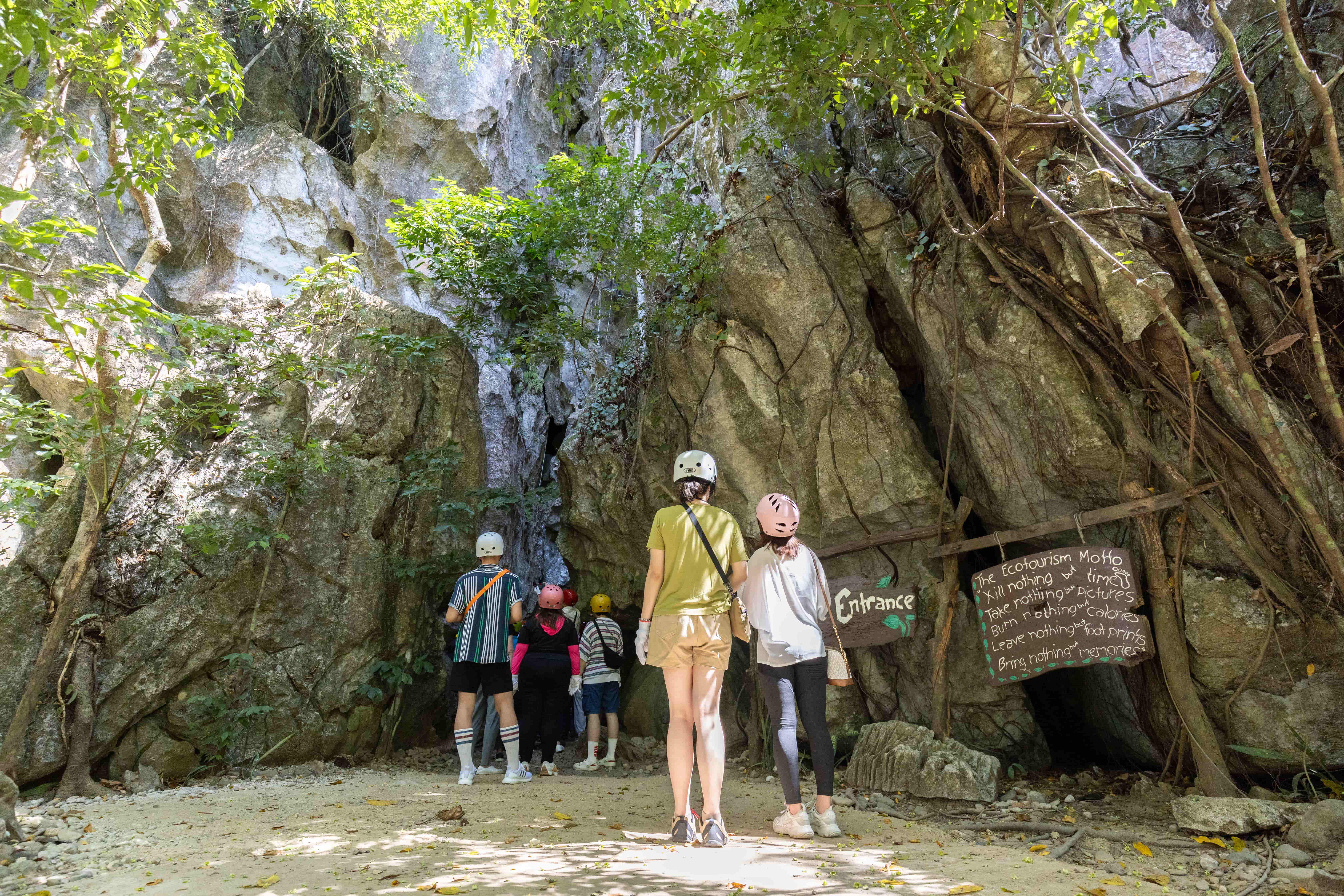 穿過樹林，正式走入鐘乳石洞穴中開始探險旅程。