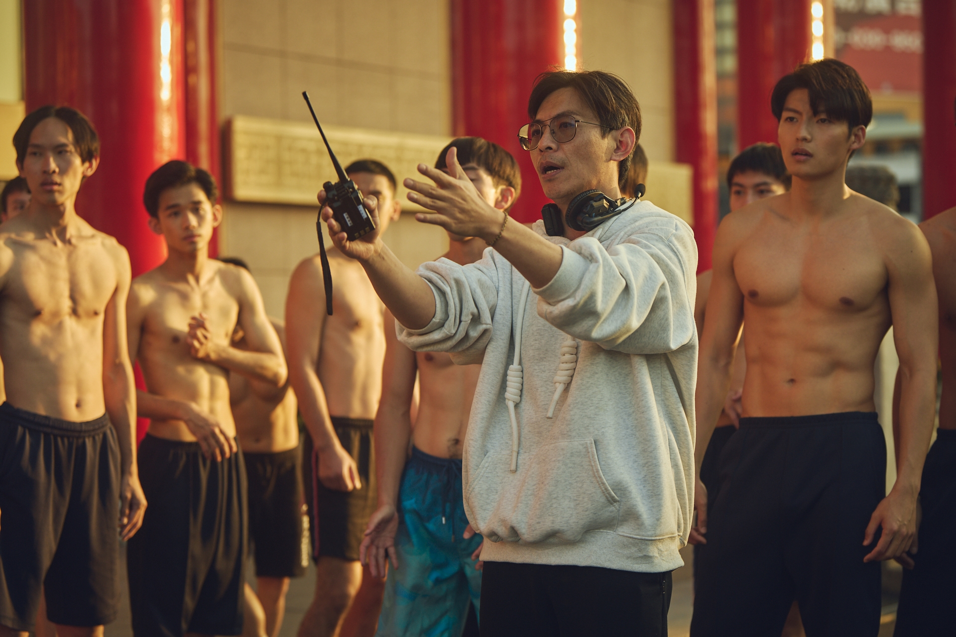 以《角頭》系列電影受矚目的導演姜瑞智，在熱血青春電影《進行曲》中拍出不一樣的魅力。（未來進行曲提供）