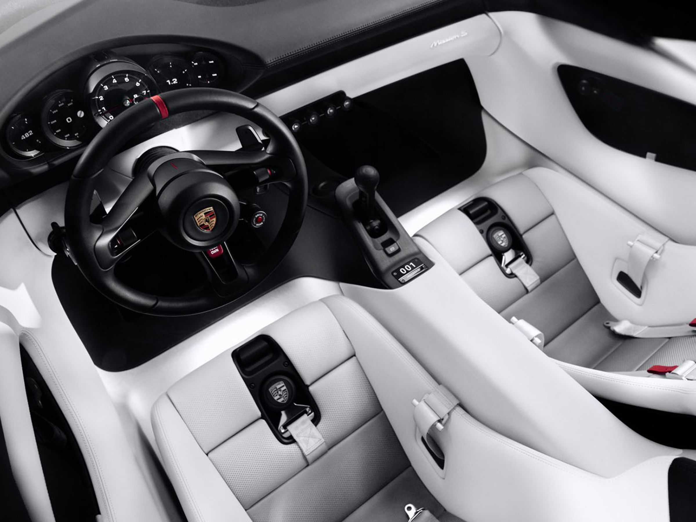 內裝結構靈感汲取自 550 Spyder 與 356 等早期傳奇跑車，運用兩條俐落鮮明的主線條橫貫儀錶板與車門兩側。