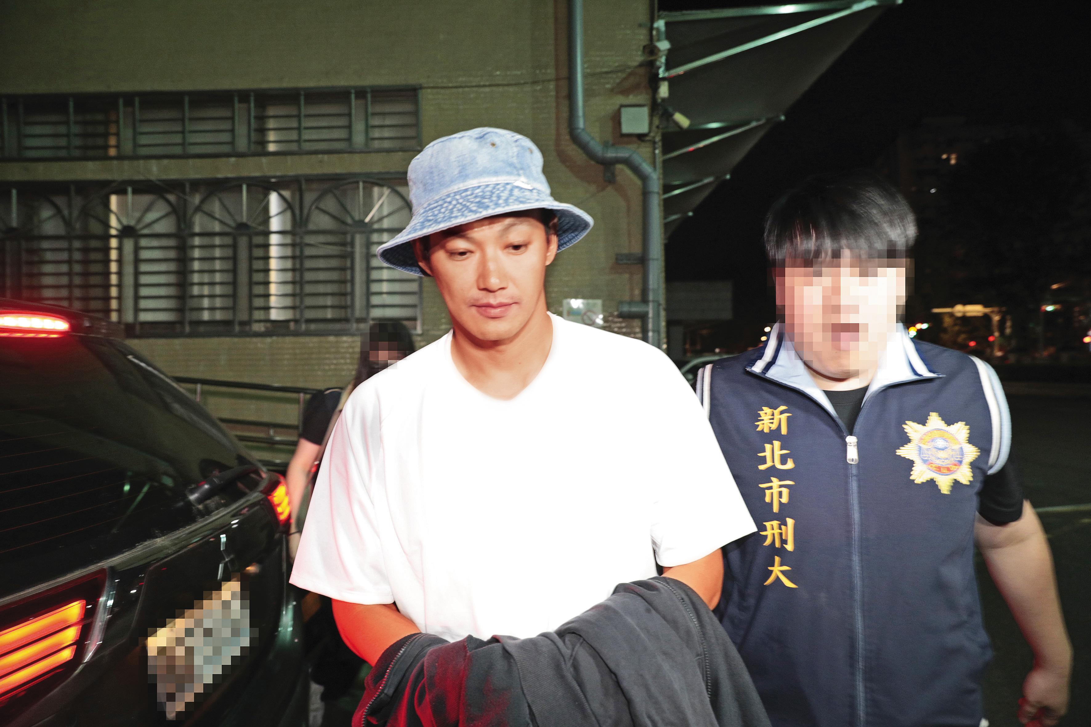 威廉返回台灣後，遭到上銬送往地檢署，而後以50萬元交保。