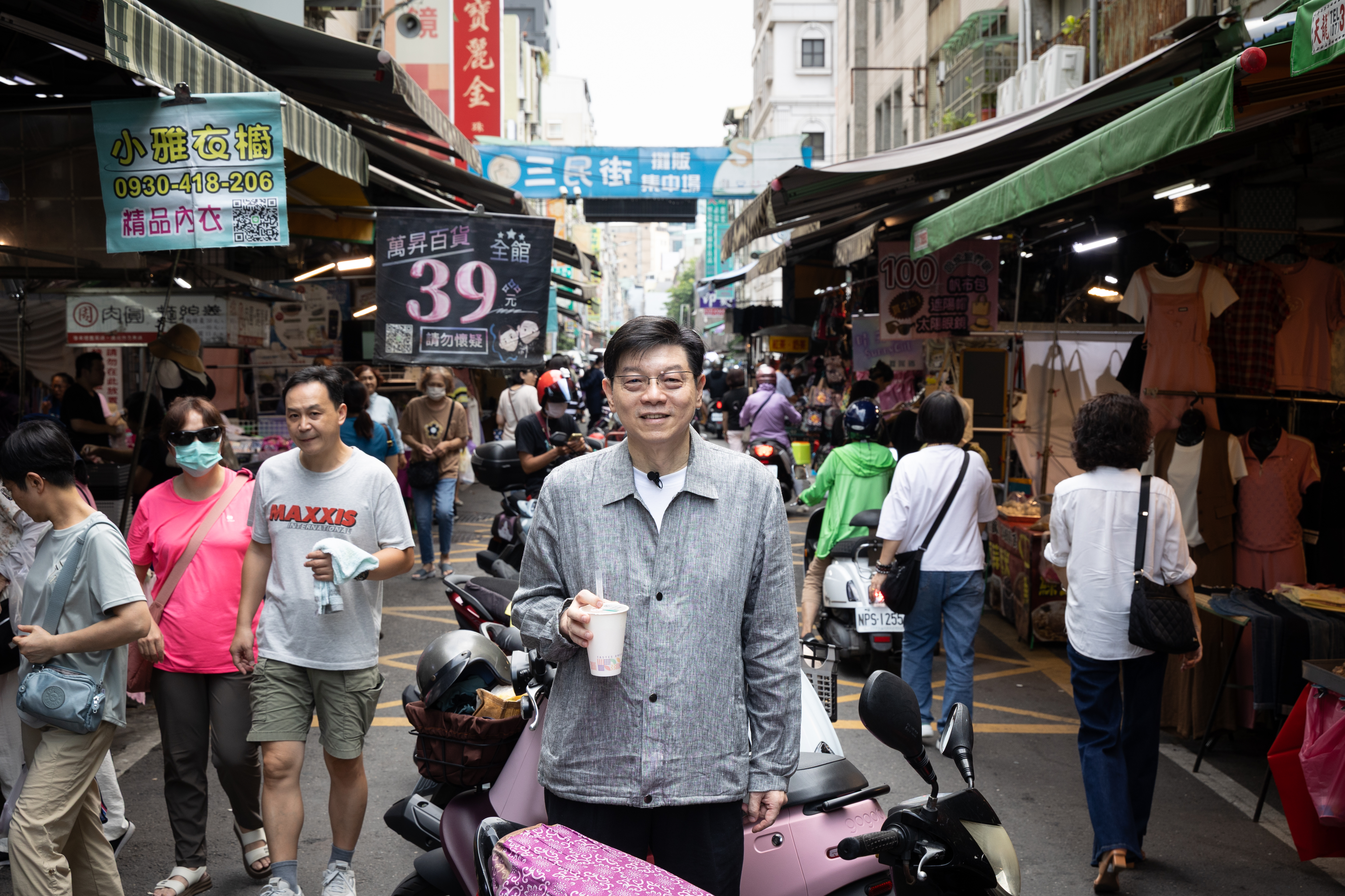 來到高雄，必須習慣在機車陣中尋覓美食。