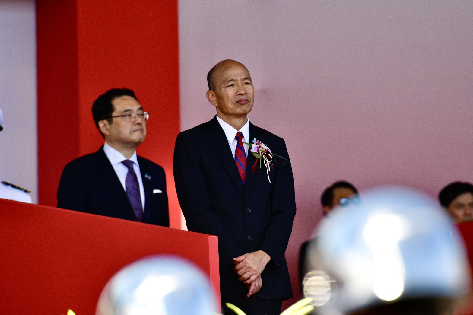 韓國瑜在雙十國慶典禮主持時，突因講稿沒換愣住數秒。（鏡報李智為攝）