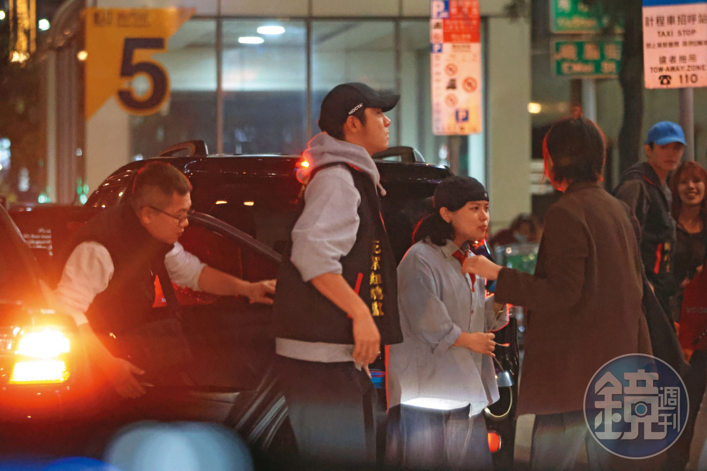 12/02,22:13,王柏傑(中)看來心情超嗨,還與劇組人員一起前往錢櫃續攤。