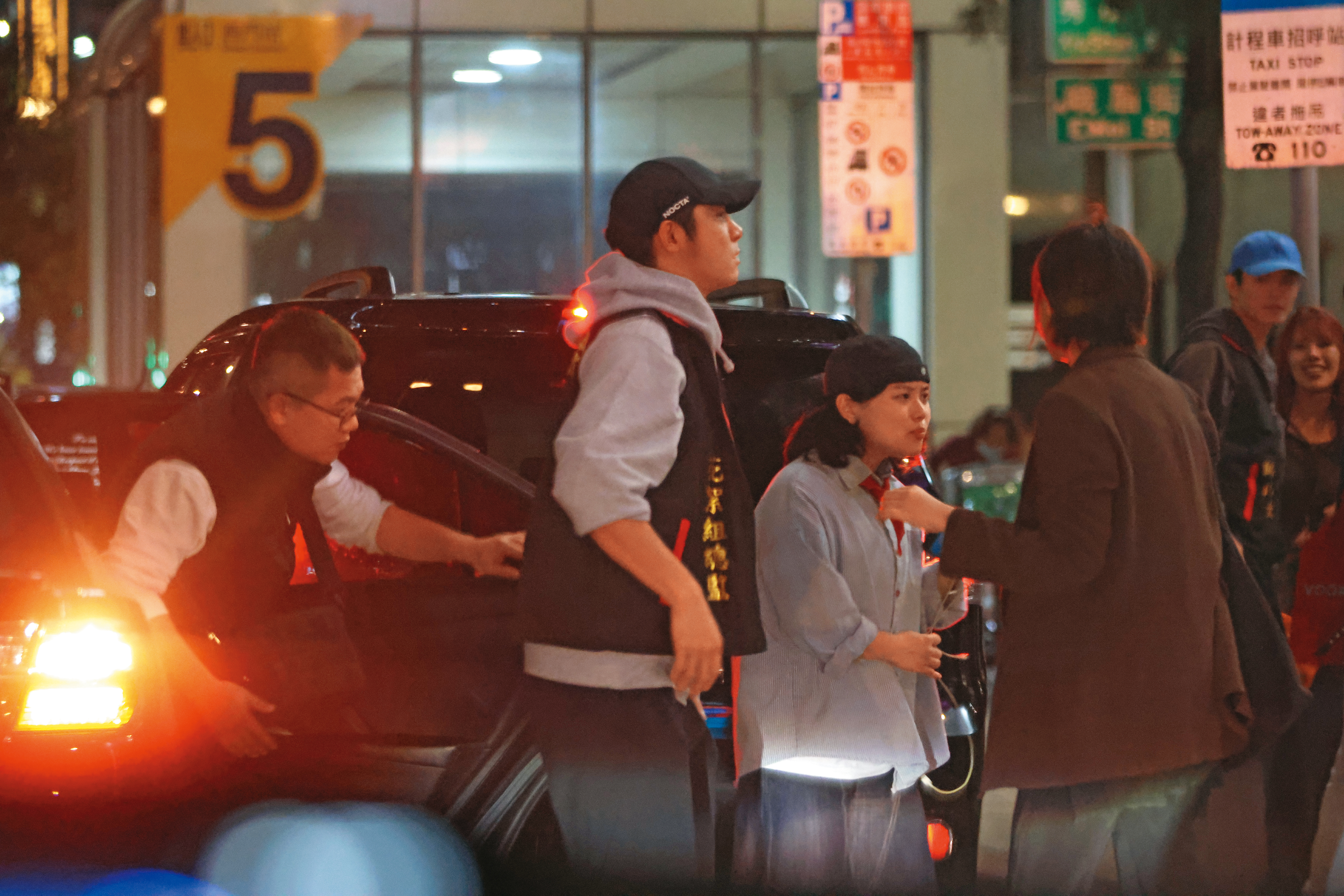 12/02,22:13,王柏傑(中)看來心情超嗨,還與劇組人員一起前往錢櫃續攤。