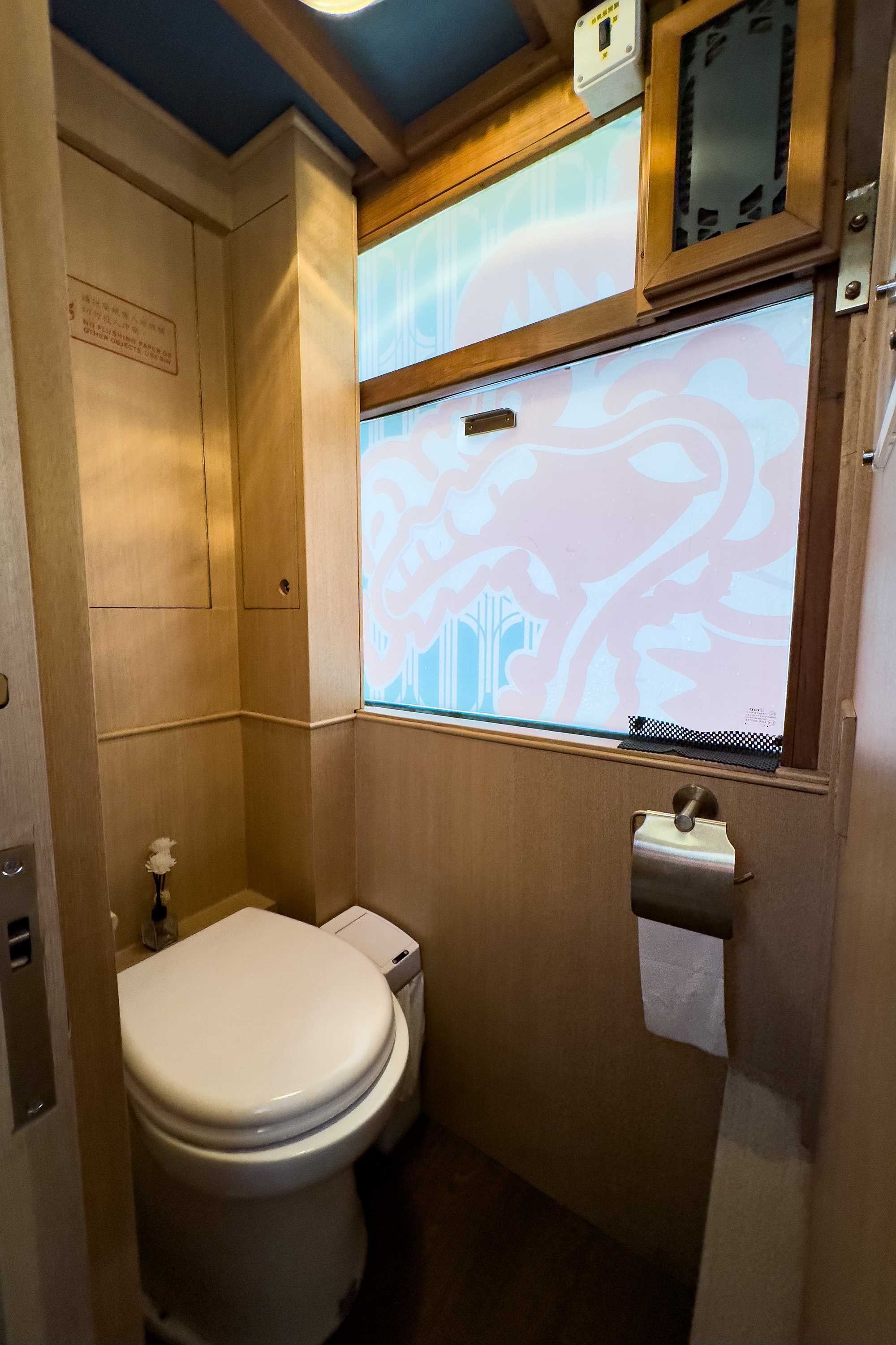派對電車上設有廁所，不用擔心「方便」問題。