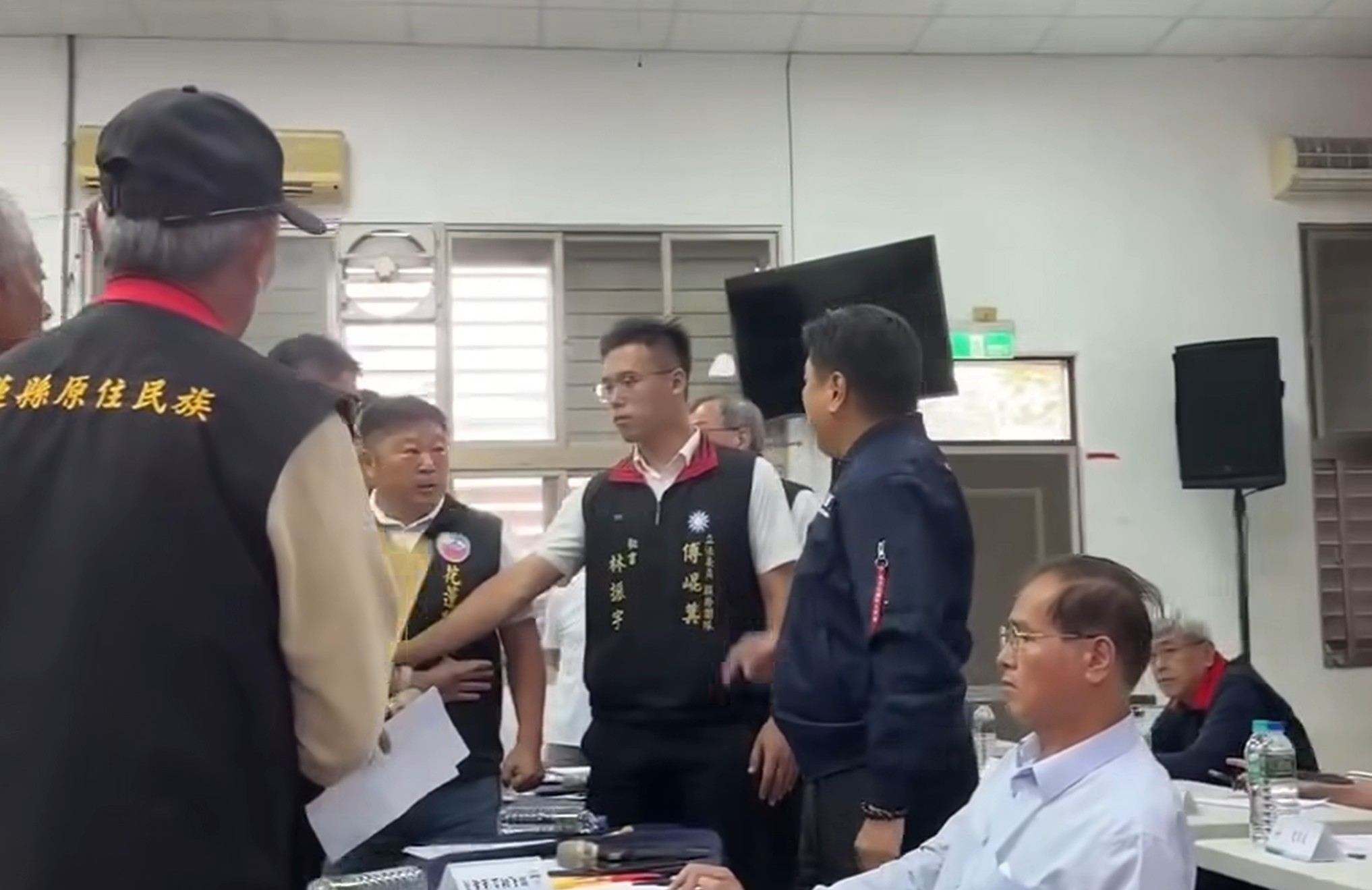 傅崐萁也反擊，表示張峻是現行犯。（翻攝臉書「貓與邪佞的手指」）