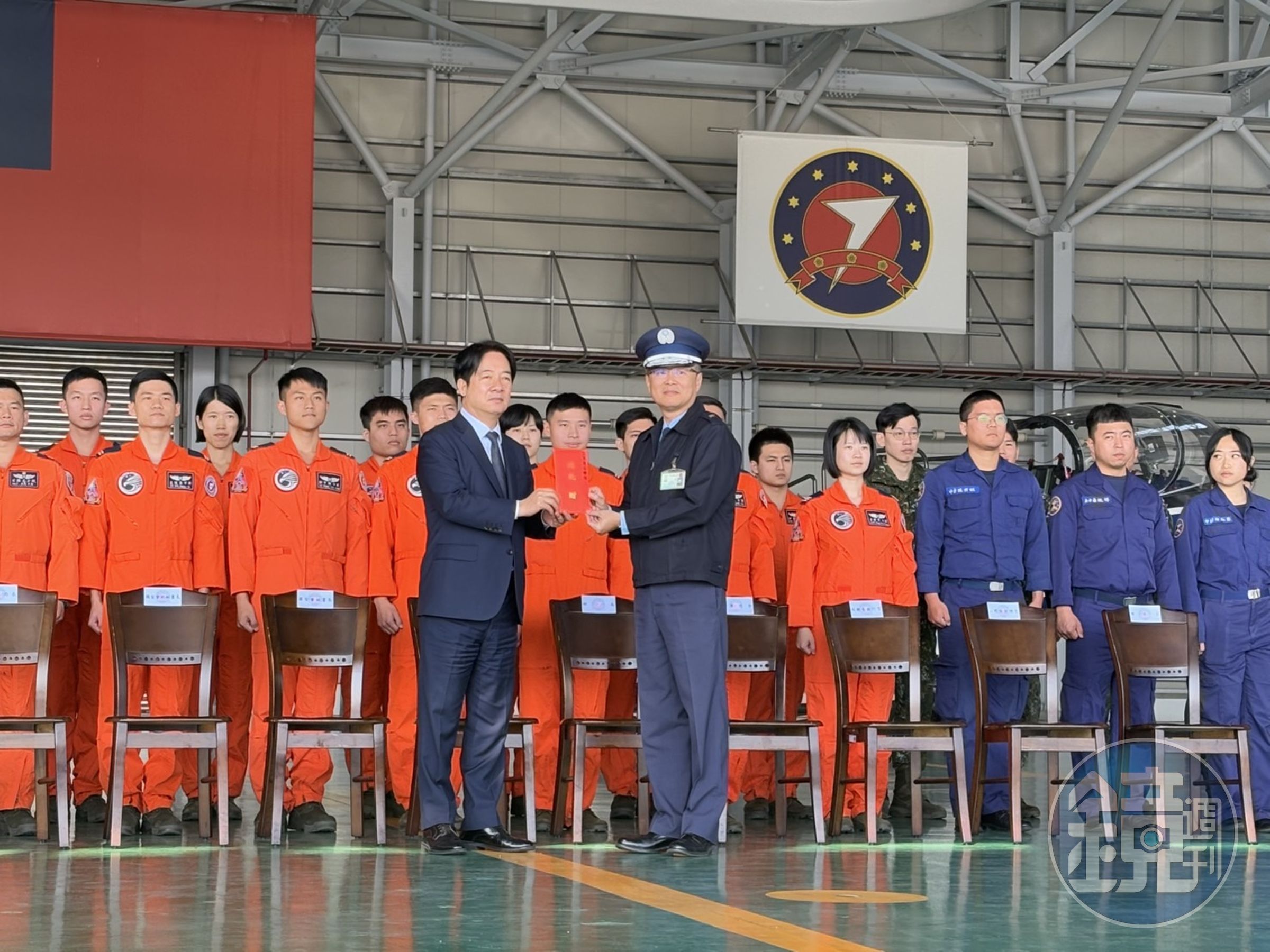 賴清德頒發加菜金給空軍第七聯隊。