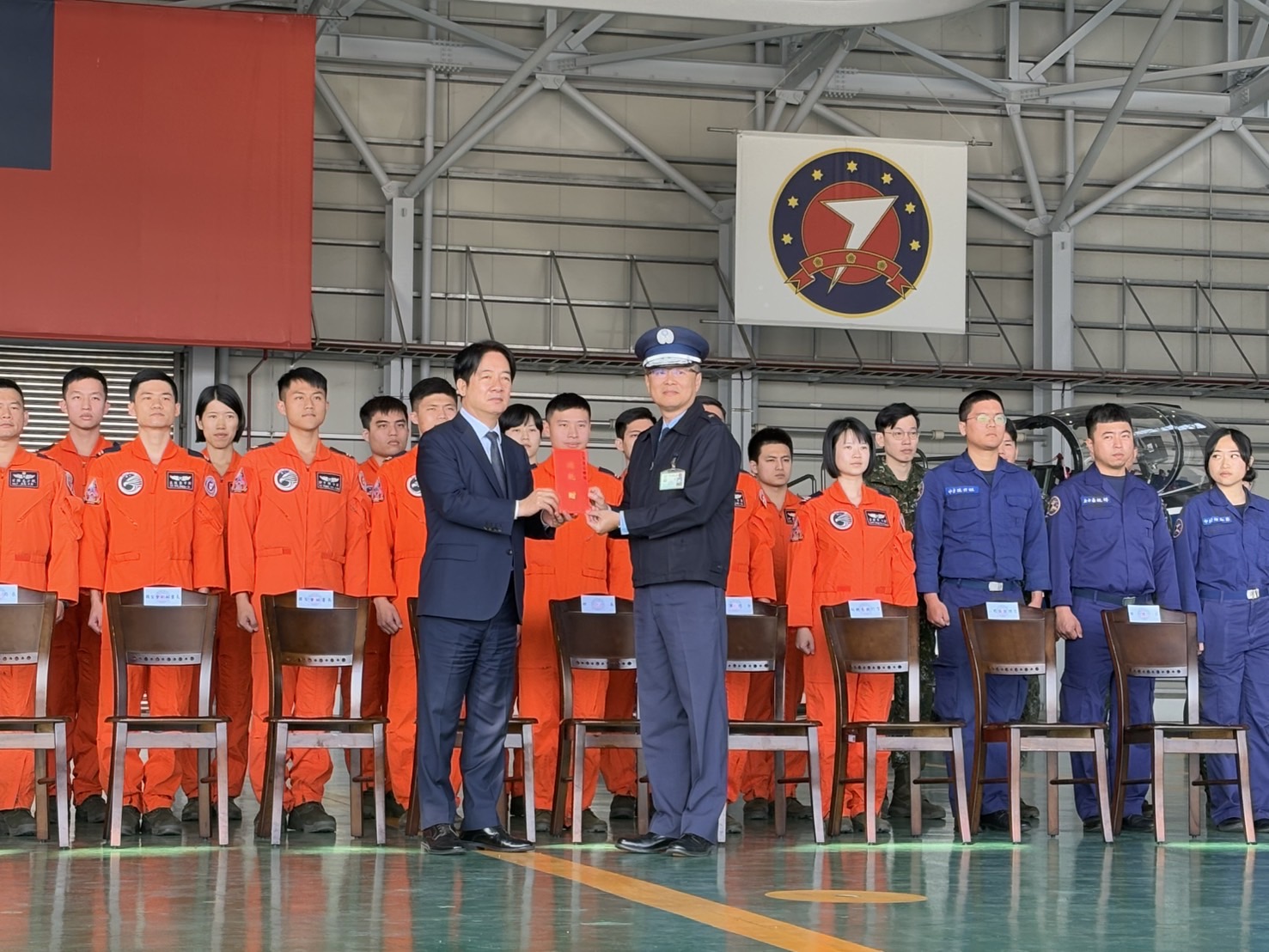 賴清德頒發加菜金給空軍第七聯隊。