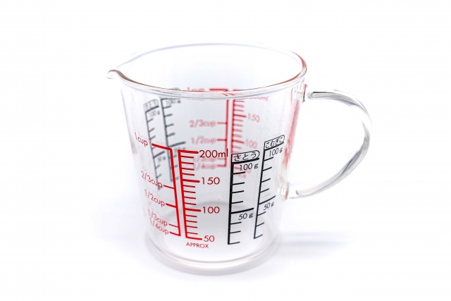 男網友透露自己女友愛愛時，會拿量杯檢查他的精液存量。（示意圖，PAKUTASO）