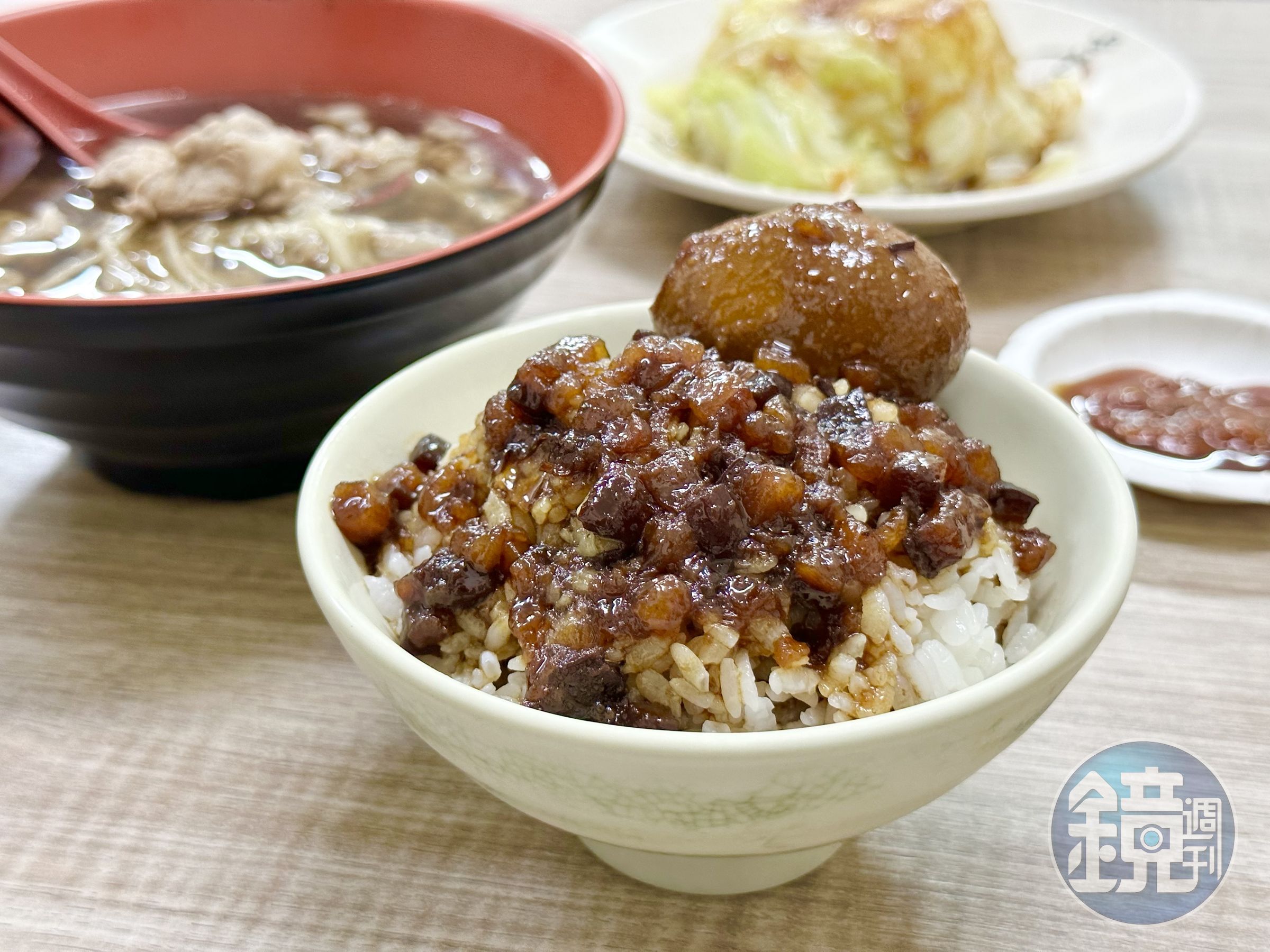 大碗公當歸羊肉的「滷肉飯」屬於黑金系,醬味較重,肥肉入口就化。(30元/小碗)