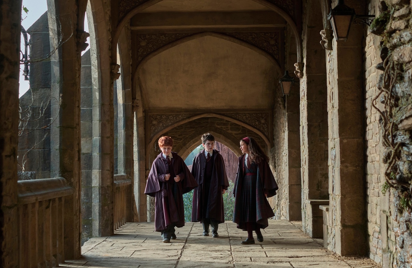 跟著榮恩、哈利波特、妙麗,一起回到霍格華茲魔法學院吧!(HBO Max提供)
