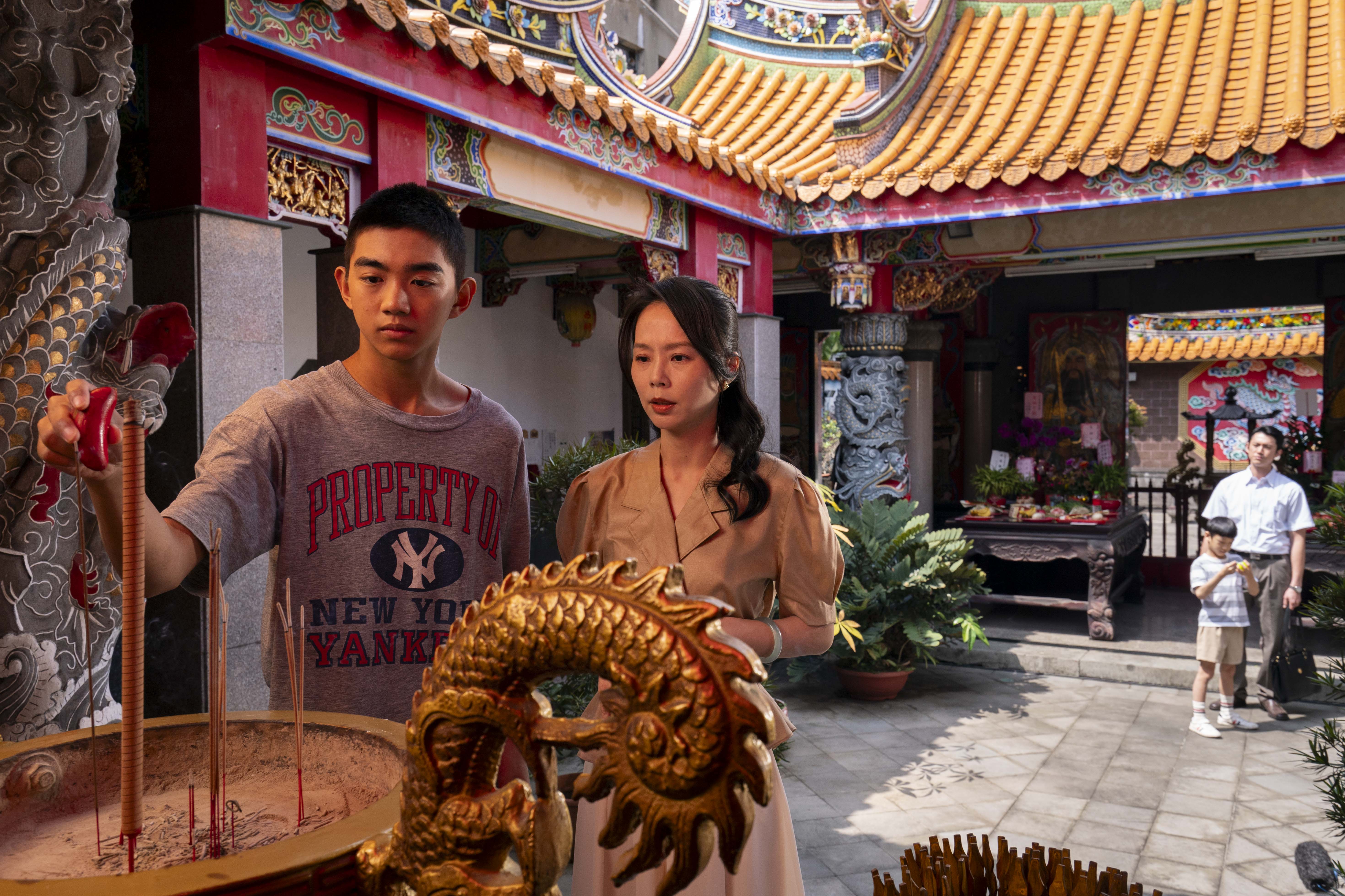 孫淑媚（右）在《南方時光》中飾演性格鮮明又充滿生活感的高雄媽媽，不了解青春期兒子陳玄力（左）在想什麼。（百景映畫提供）