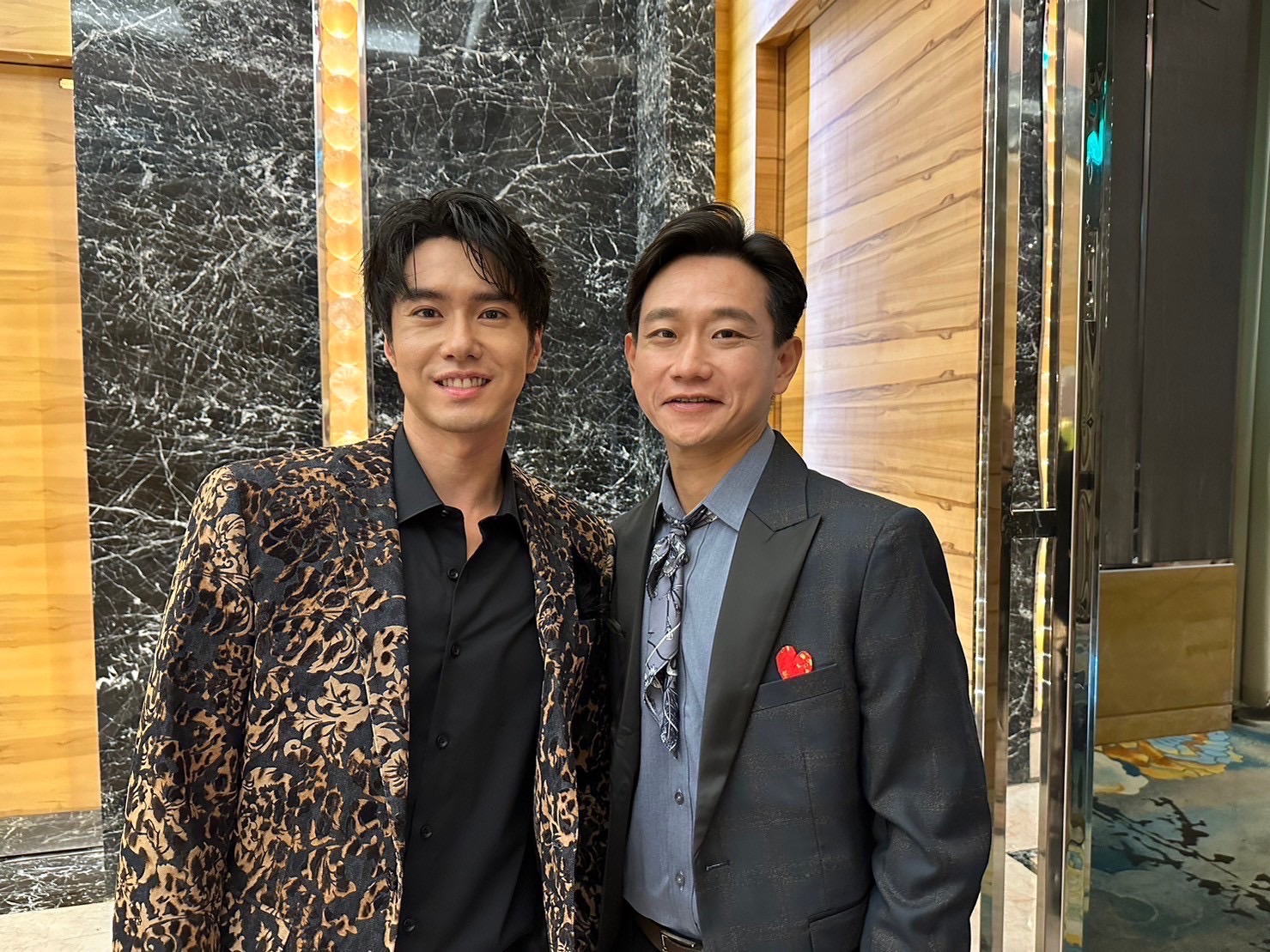 陳家逵（右）跟洪浩竣（左）在《愛的榮耀》首次合作，戲外更有音樂話題談論。（民視提供）