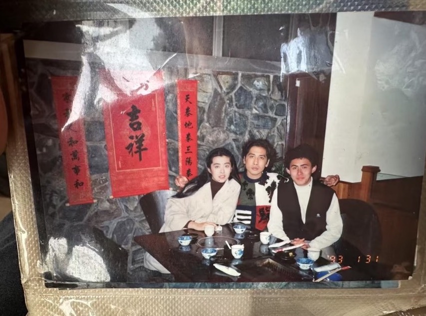 網友曬出這張32年前的老照片,當天的日期還是王祖賢26歲生日。(翻攝小紅書)