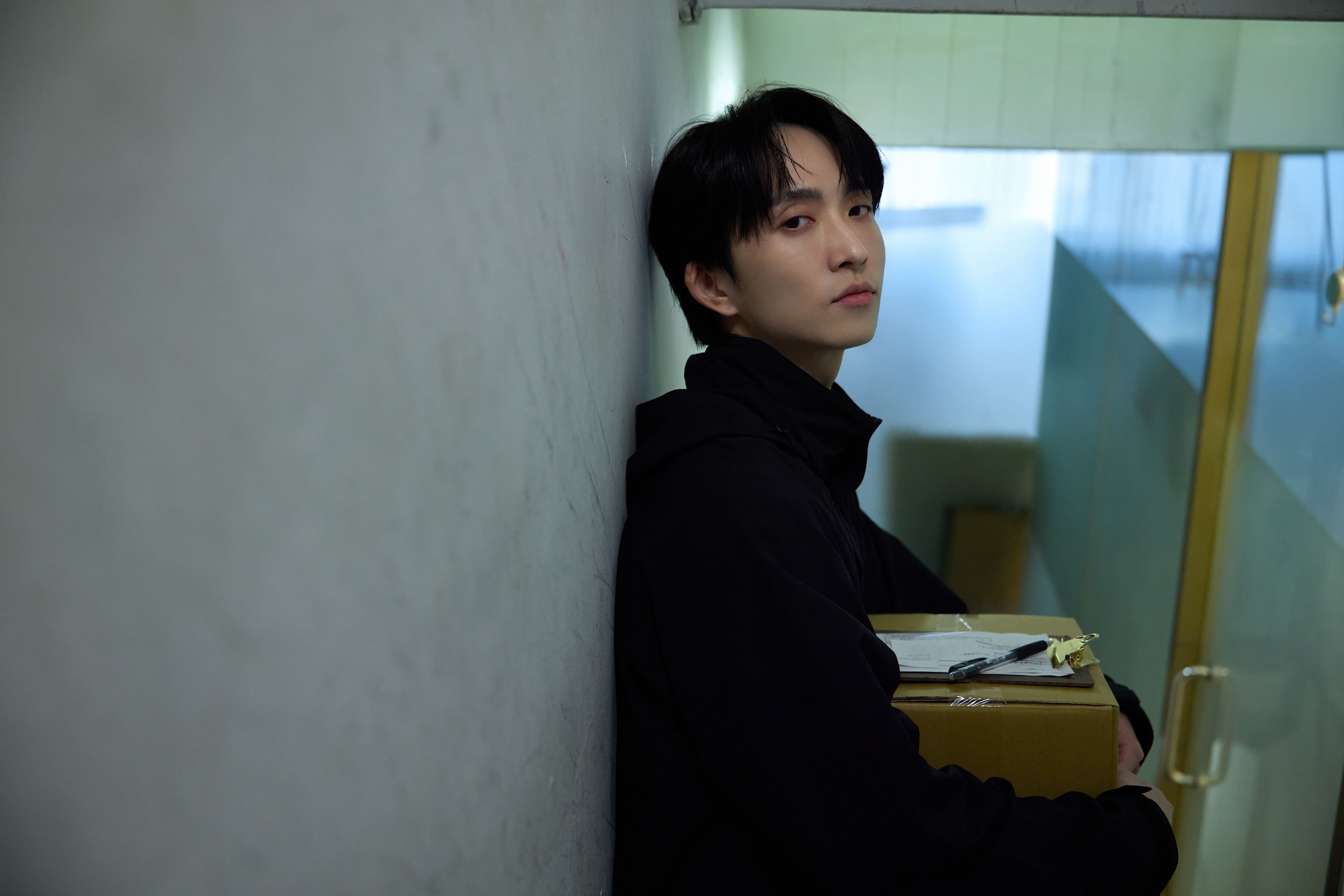 邱鋒澤出道10年，推出表達孤獨狀態的新作。（原音兄弟提供）