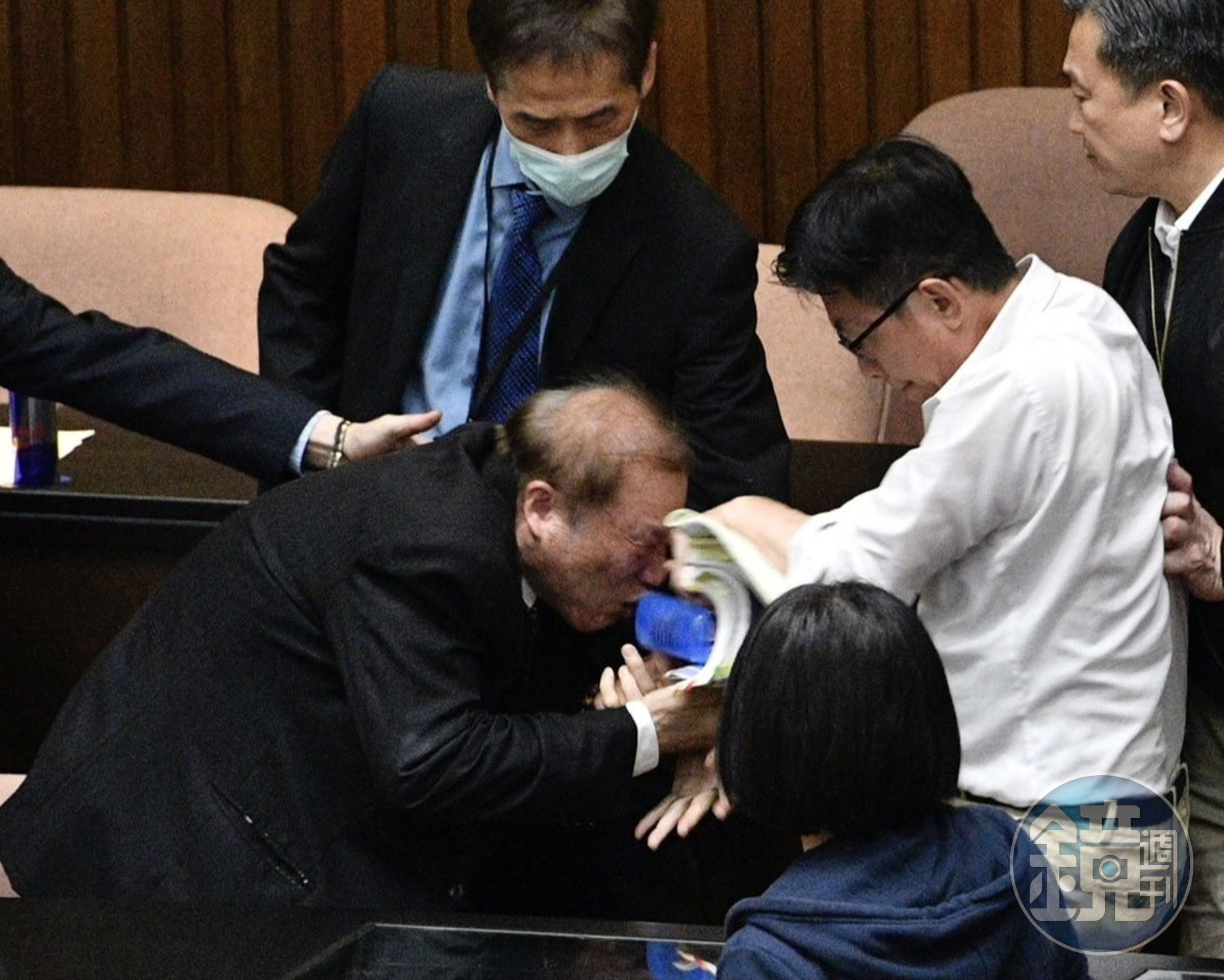 郭國文(右2)從祕書長周萬來(左1)手上拿走一大疊文件跑走,導致議事無法進行。