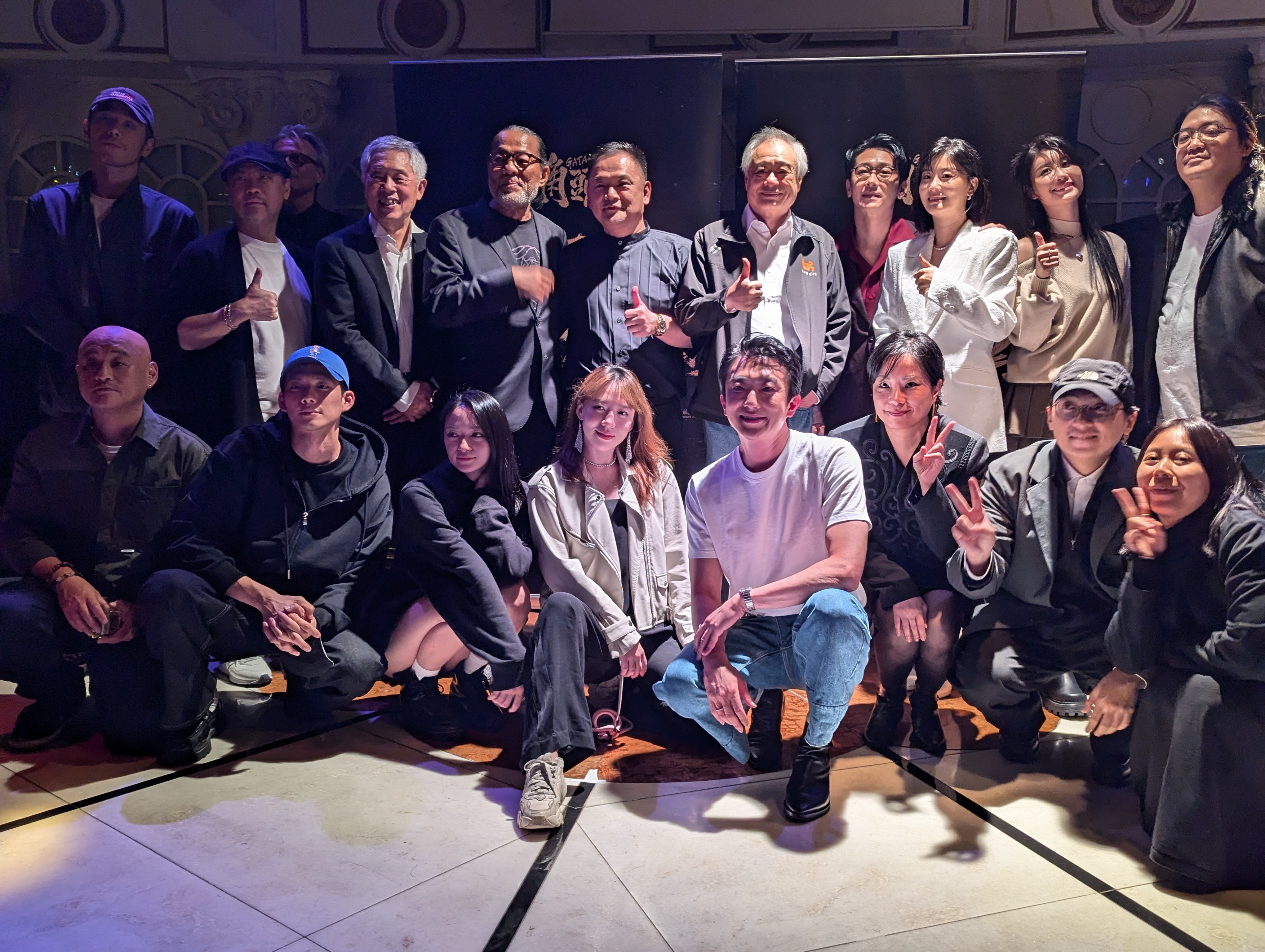 李安每到一處都化身人型立牌，與劇組相關人等大合照。