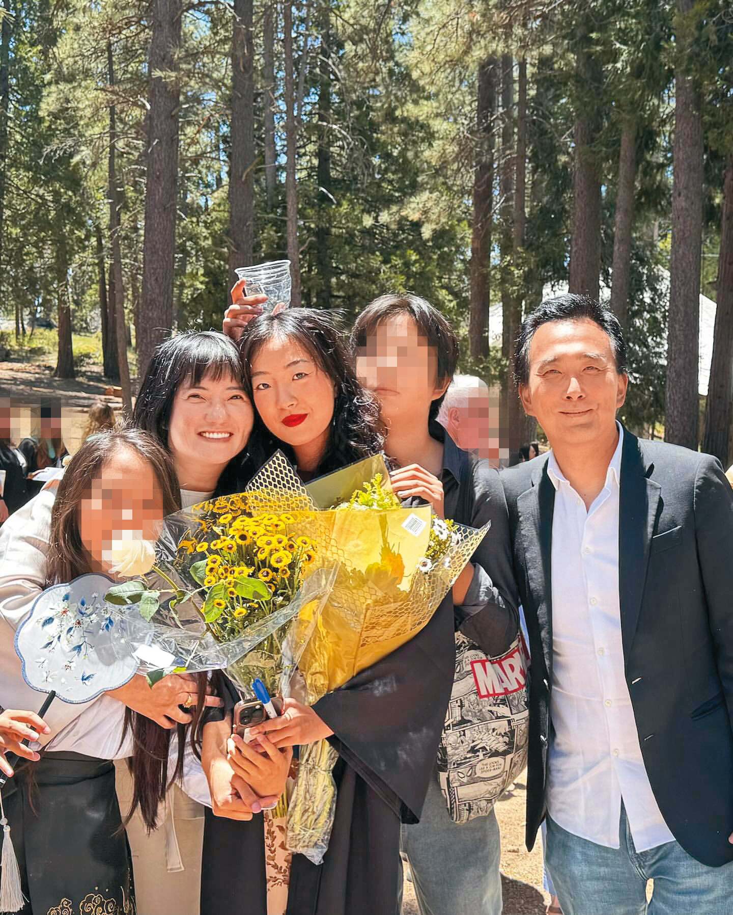 蔡牧霏(中)在美國念藝術學校畢業典禮時,蔡岳勳(右一)和于小惠(二)都到場。(翻攝自蔡牧霏IG)