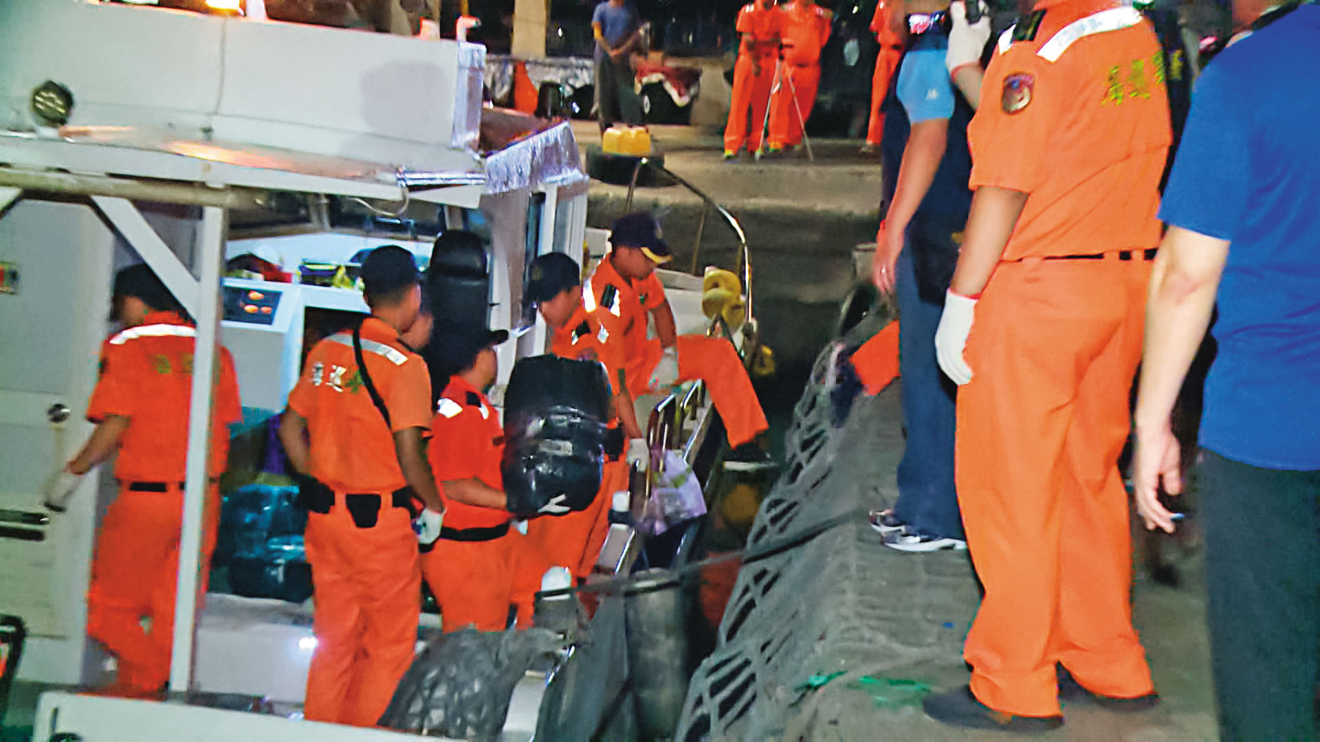 海巡署及檢警接獲線報,在蘭嶼外海查獲走私毒品的藍悅號海釣船。(東森新聞提供)