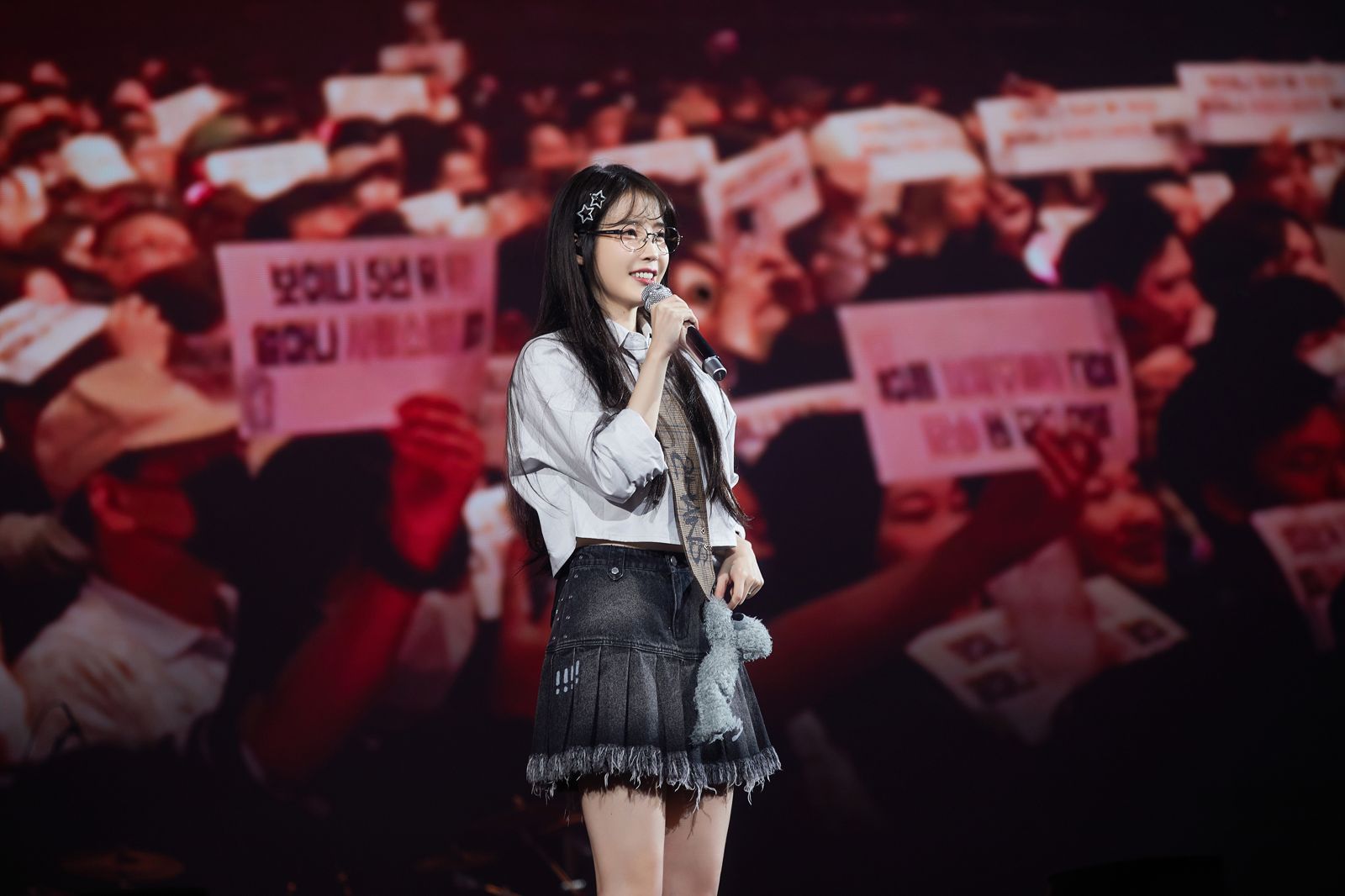 IU粉絲在第二場演唱會也準備全場手幅應援，讓她非常驚喜。（EDAM娛樂提供）