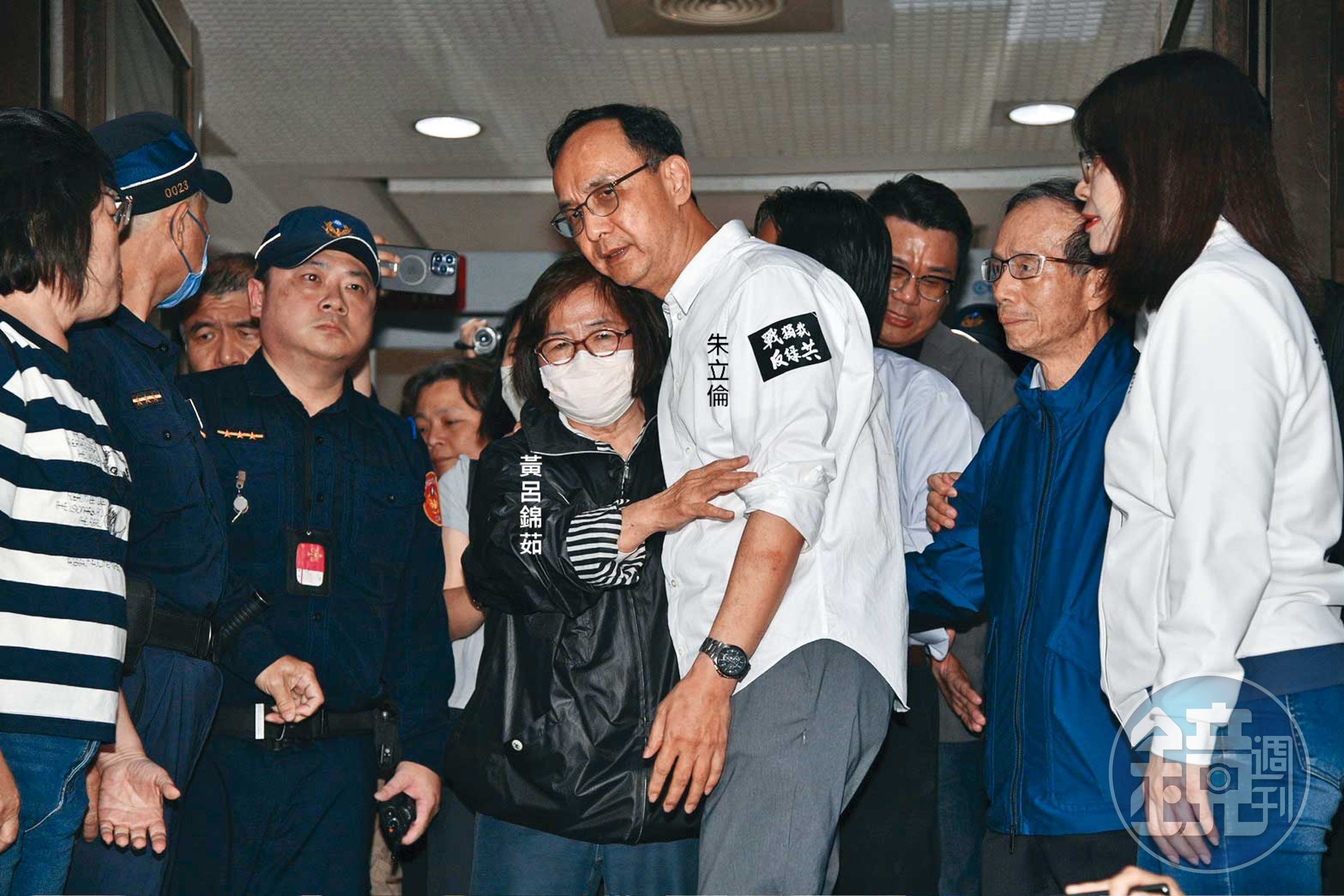國民黨台北市黨部遭搜索,主委黃呂錦茹獲無保請回後滿臉驚恐。(鏡報新聞網)