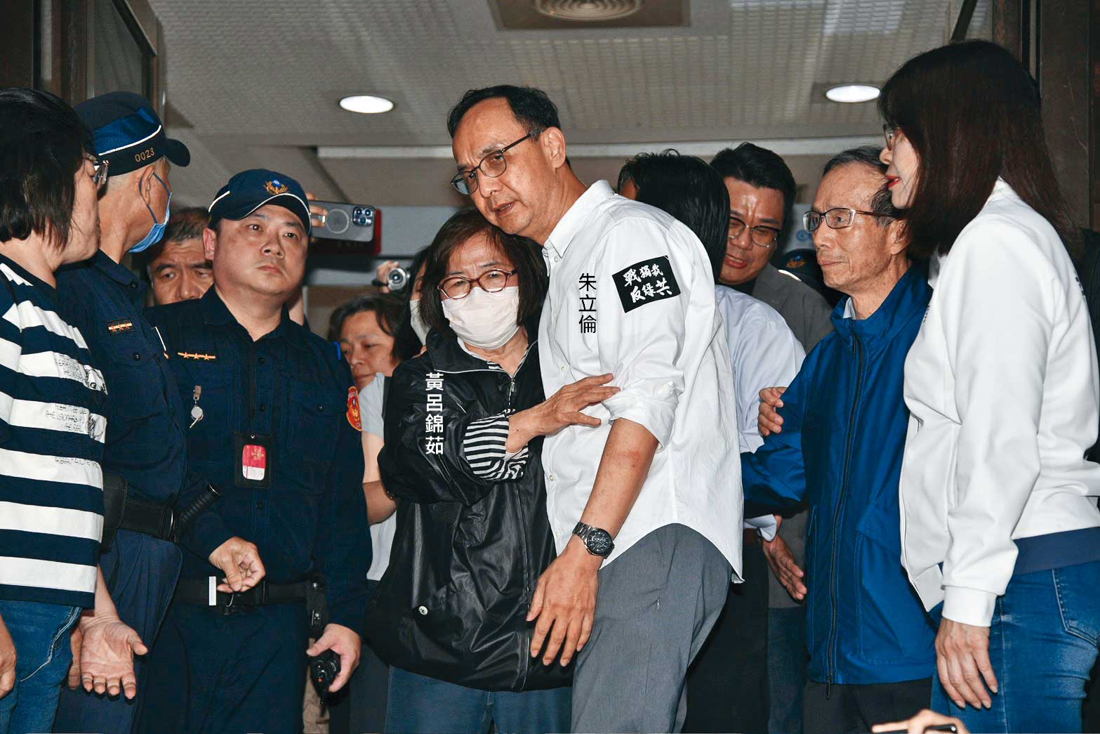 國民黨台北市黨部遭搜索，主委黃呂錦茹獲無保請回後滿臉驚恐。（鏡報新聞網）