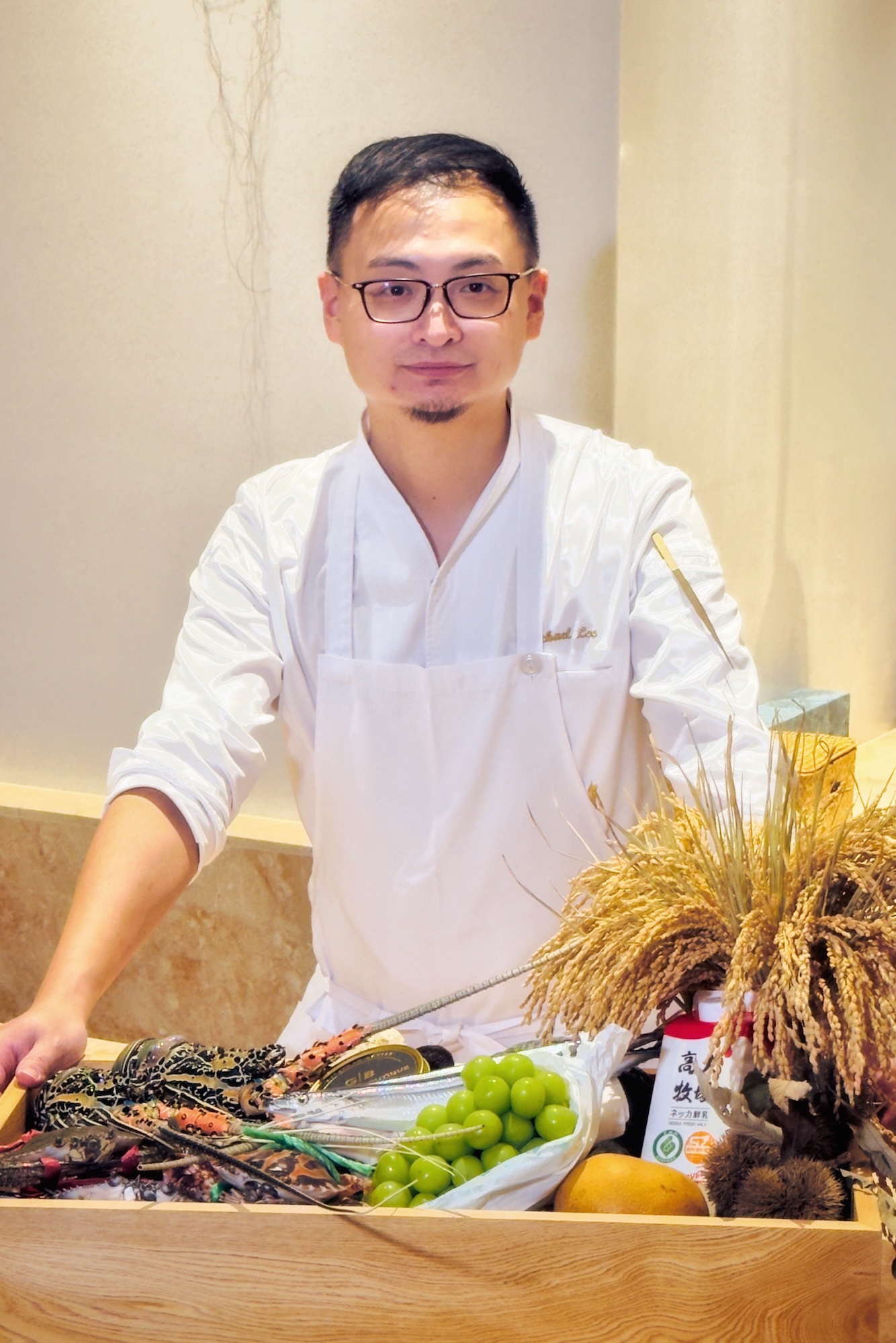 主廚李祈睿從季節與感受出發，將春捲、豆酥魚、鴨肉飯等台灣記憶轉化為法式料理。