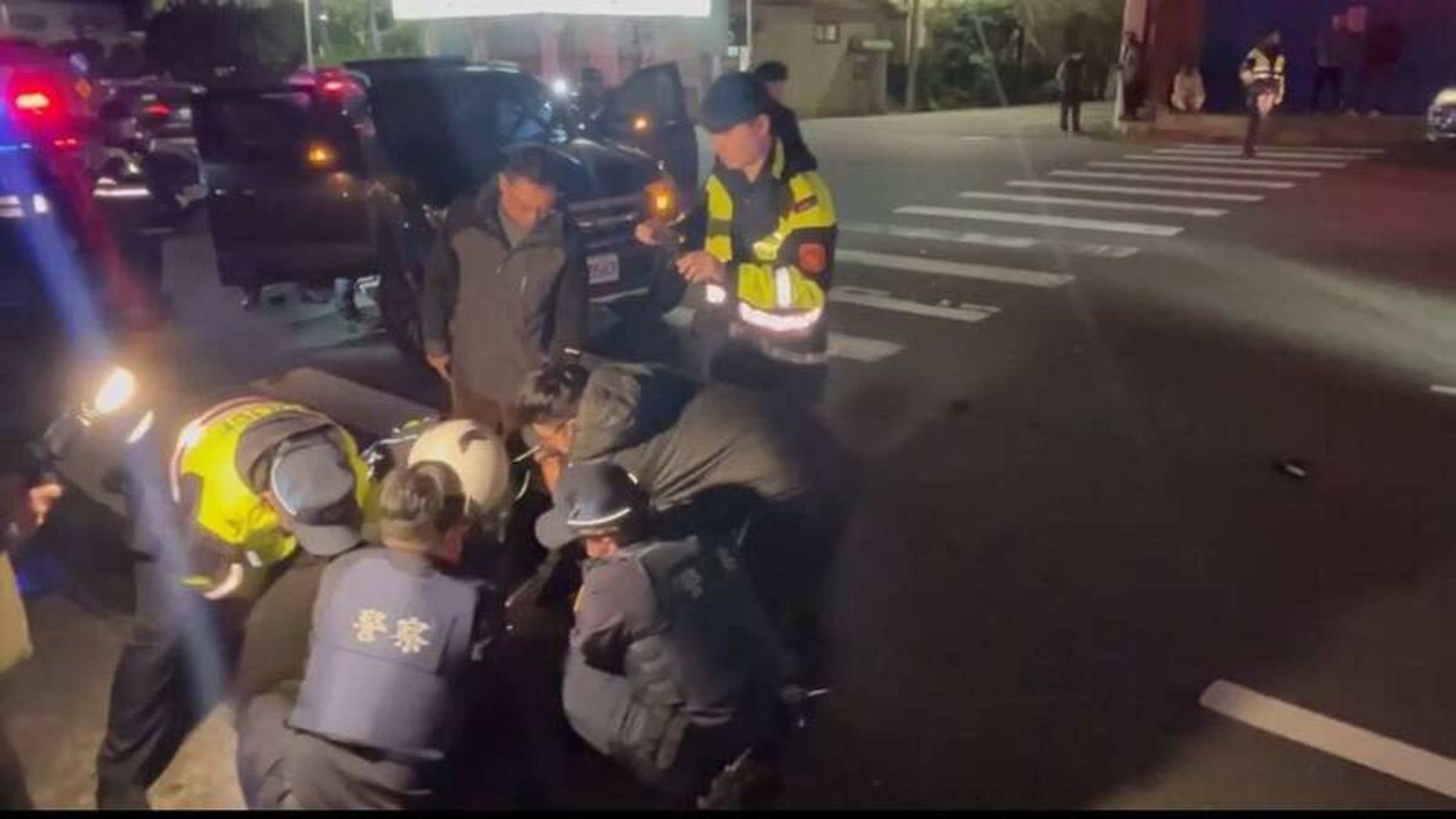 新北市金山區11日晚間發生持刀隨機攻擊事件，警方鳴槍後成功制伏嫌犯。（翻攝畫面）
