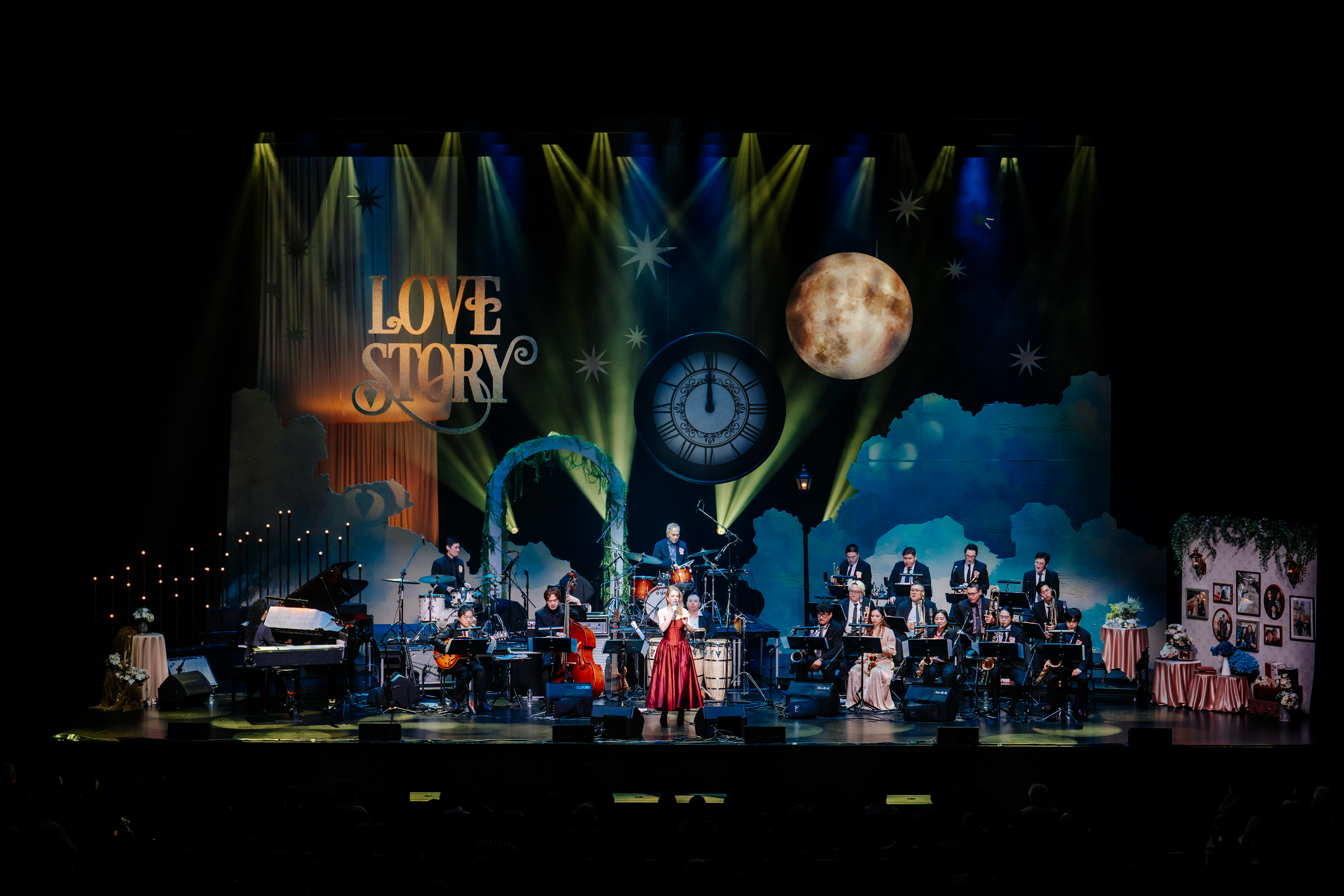 2025年台中國家歌劇院NTT歲末音樂會《Love Story》舞台布景由山峸製作設計操刀。 (山峸提供/李建霖、林峻永攝影)