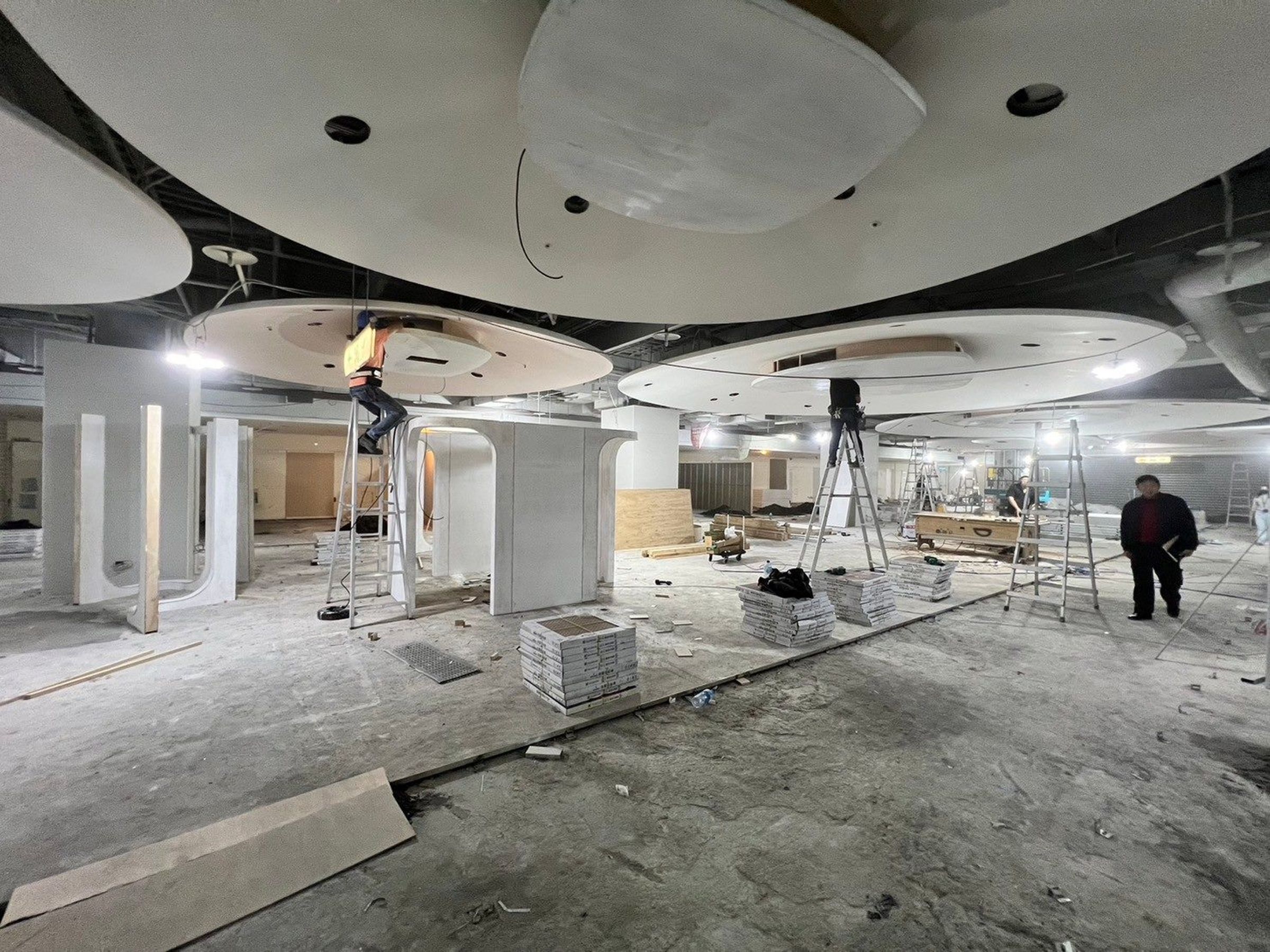 建管處要求新光三越限期30日內補辦室內裝修施工許可。（北市建管處提供）