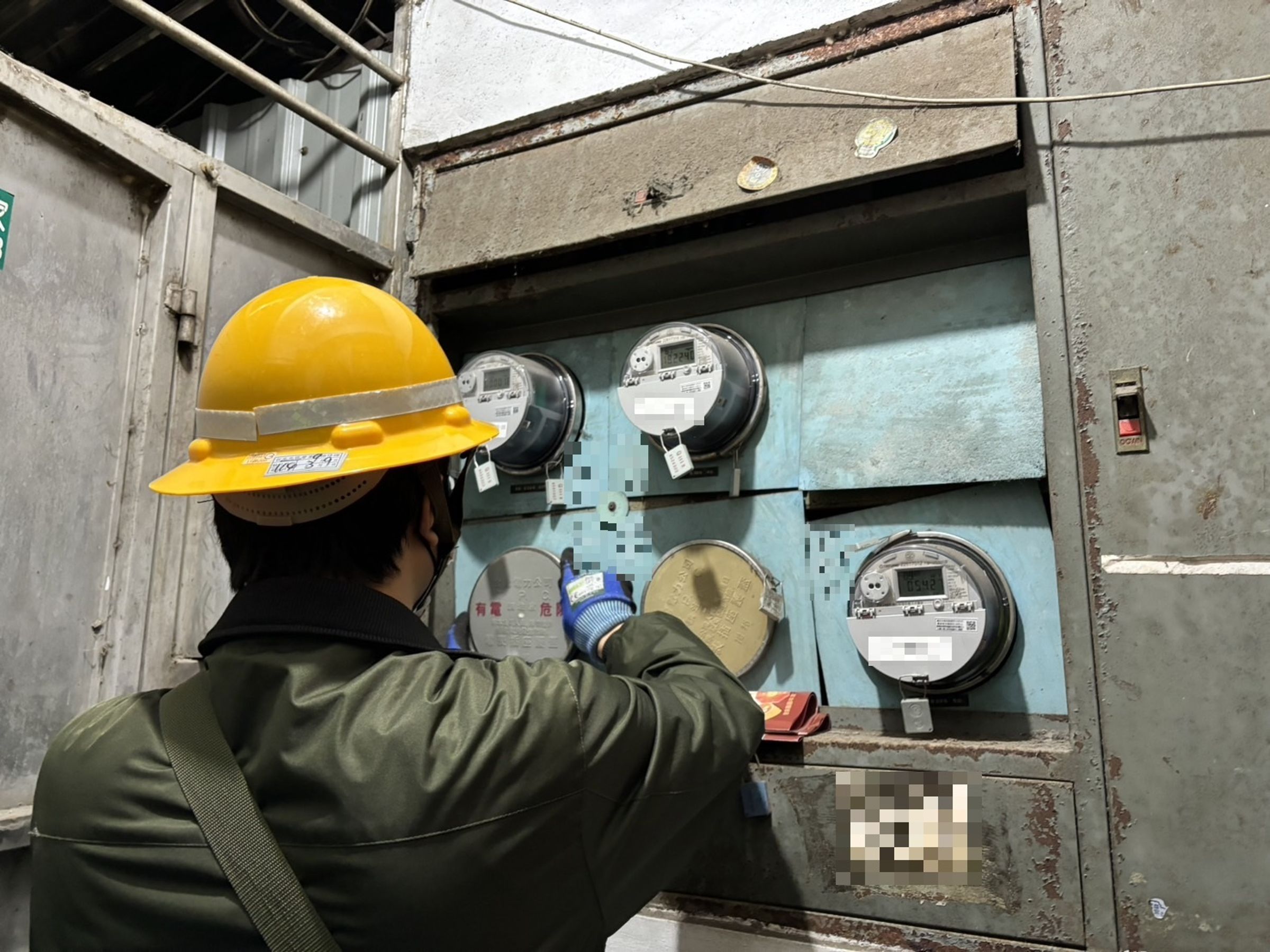  新北市公安小組執行拆除電表。（新北市城鄉發展局提供）