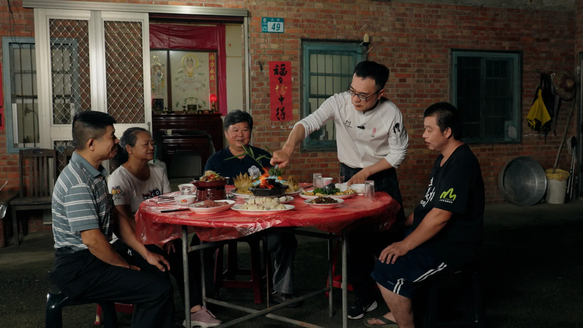 台北美福大飯店米香台菜餐廳主廚、米其林一星主廚林其鋒(右二)，烹飪多道梨仔筍台菜料理跟筍農一起享用。（圖／鏡電視提供）