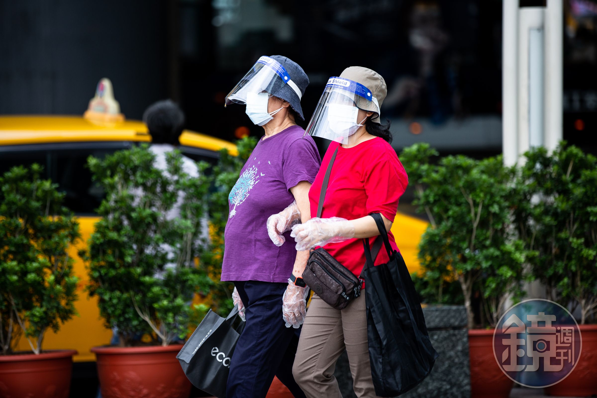 口罩令鬆綁,疾管署宣布5月19日起調整醫療(事)機構、老人福利機構為建議佩戴口罩場所。(示意圖,本刊資料照)