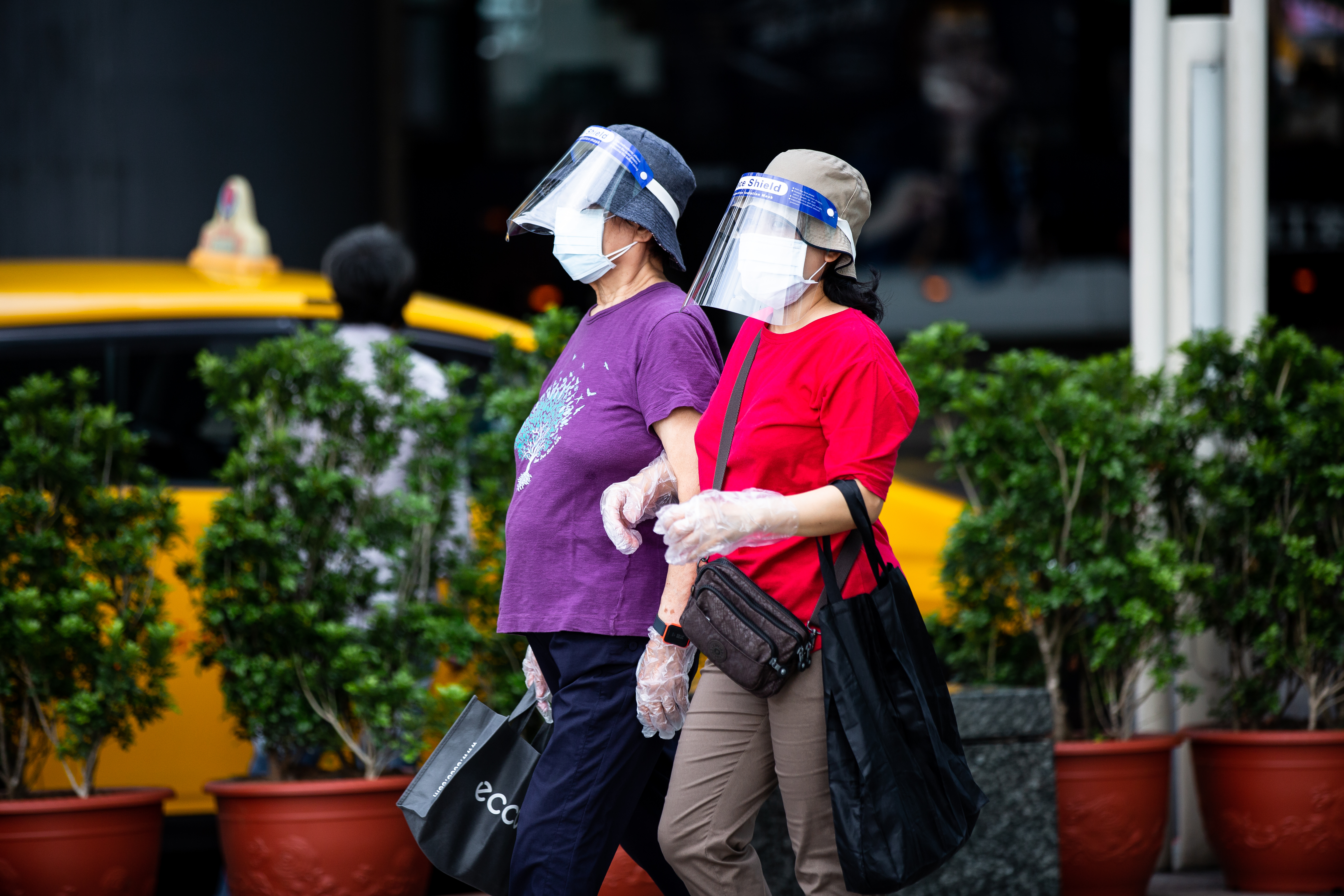 口罩令鬆綁，疾管署宣布5月19日起調整醫療（事）機構、老人福利機構為建議佩戴口罩場所。（示意圖，本刊資料照）