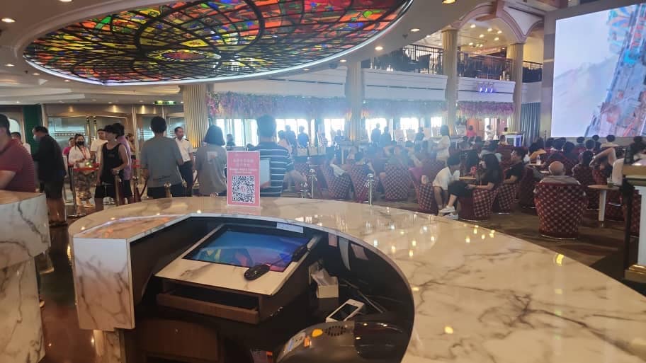 名勝世界郵輪表示，遊客非常安靜等待恢復供電。（翻攝名勝世界郵輪臉書）