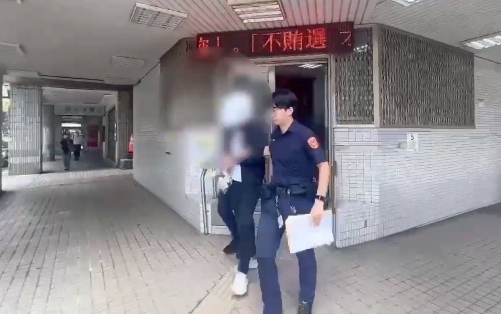男酒駕二度衝撞拒檢 異想天開棄車躲酒店大廳狼狽被逮