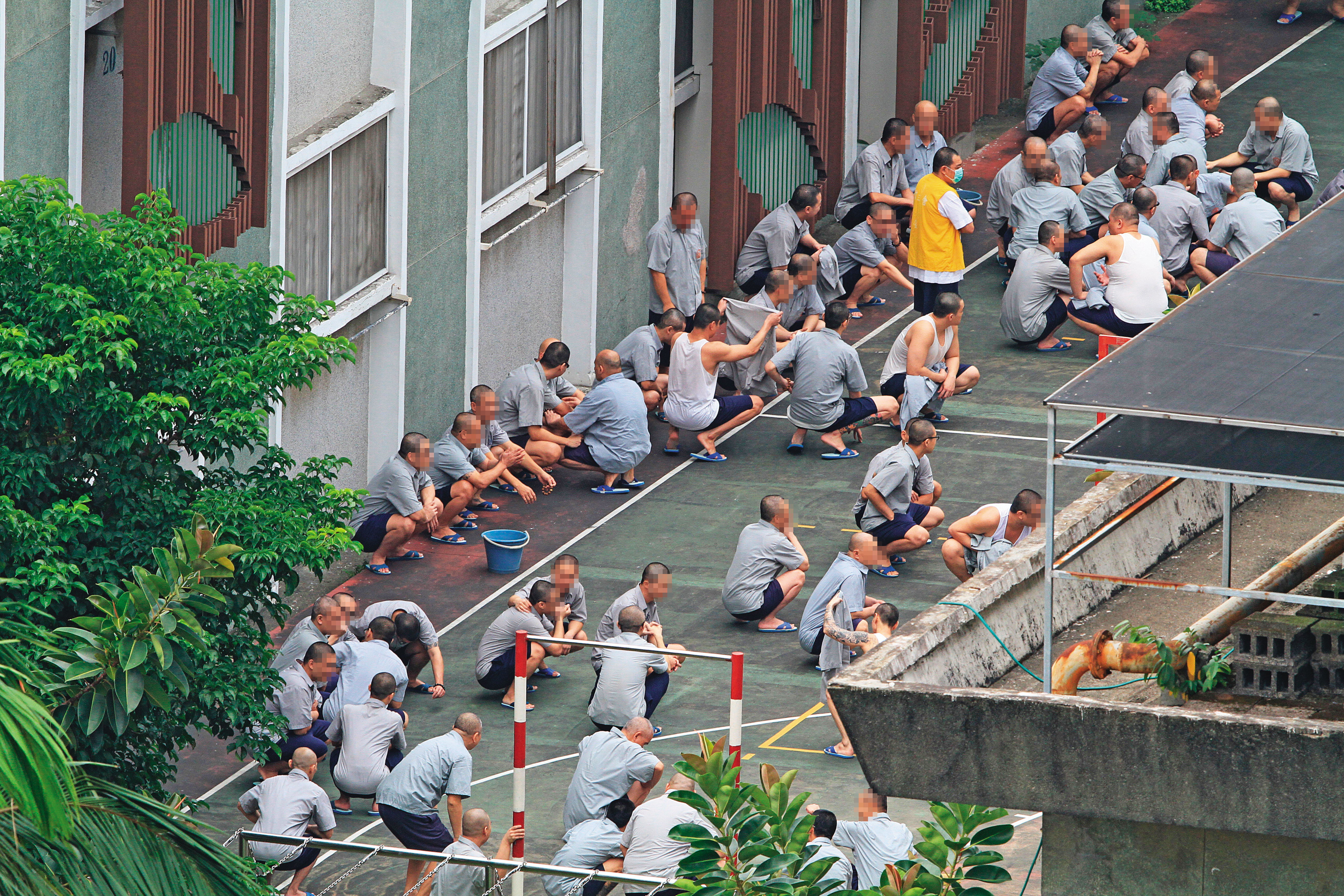 國內戒護人力長期不足，教化人員與收容人數更是相差甚鉅。