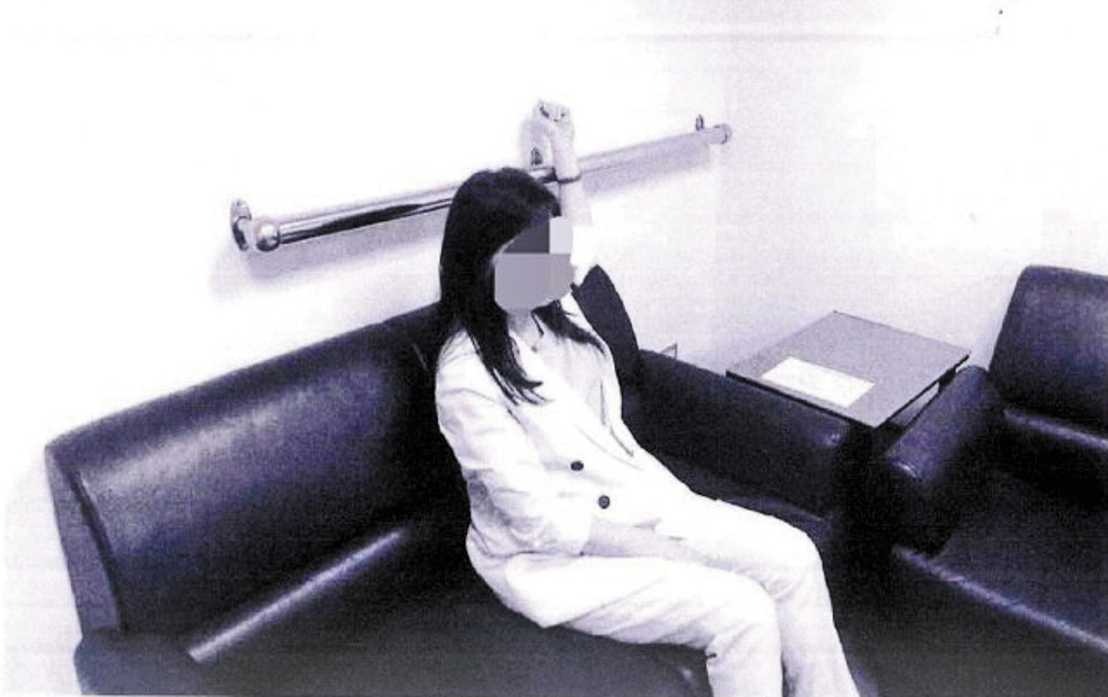 楊女被上銬16小時,更曾手腕高舉過頭、被銬於牆面上橫桿長達30分鐘,致其手腕受傷。(示意圖,翻攝監察院公報)