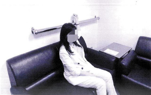 楊女被上銬16小時，更曾手腕高舉過頭、被銬於牆面上橫桿長達30分鐘，致其手腕受傷。（示意圖，翻攝監察院公報） 