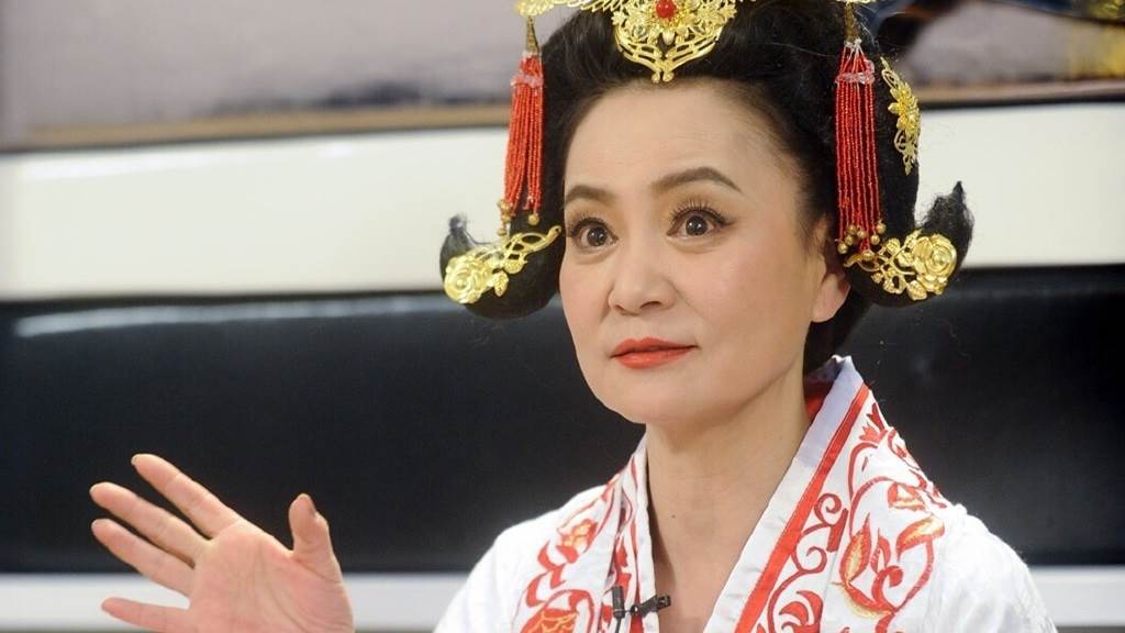 劉雪華拍戲要帶狗到片場陪伴是接戲條件之一。（翻攝劉雪華微博）