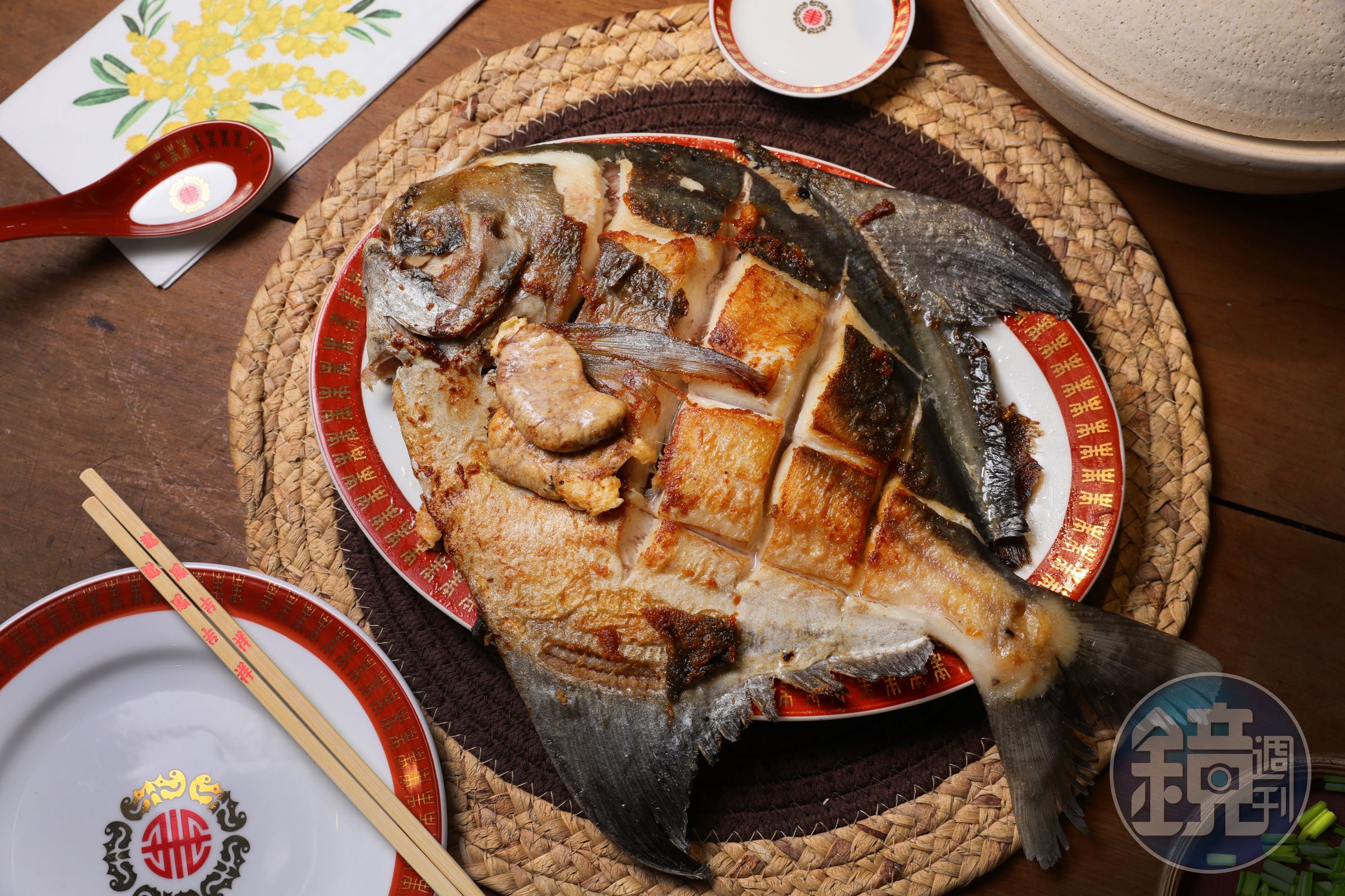 超大白鯧乾煎上桌,肉質紮實鮮甜。