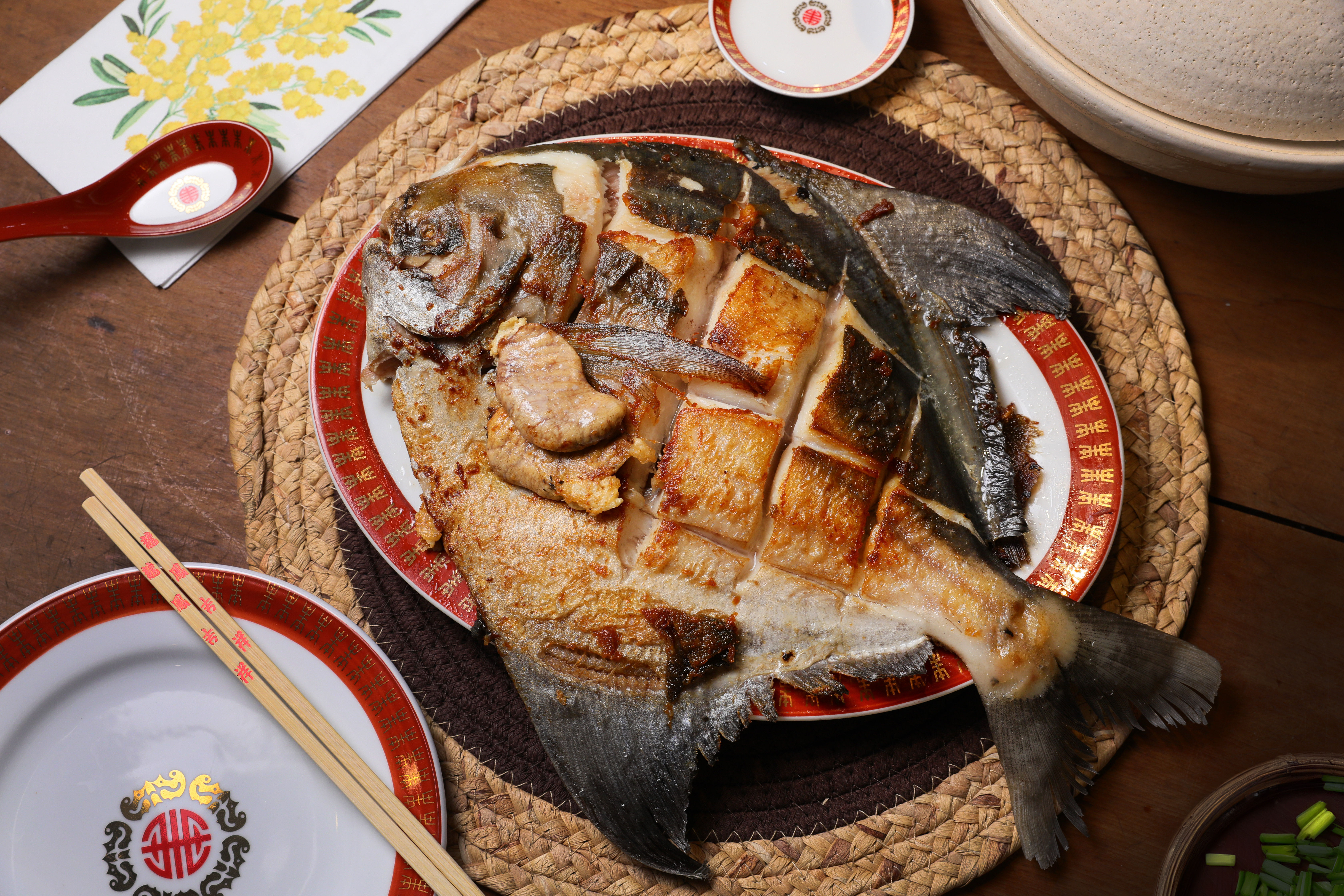 超大白鯧乾煎上桌，肉質紮實鮮甜。