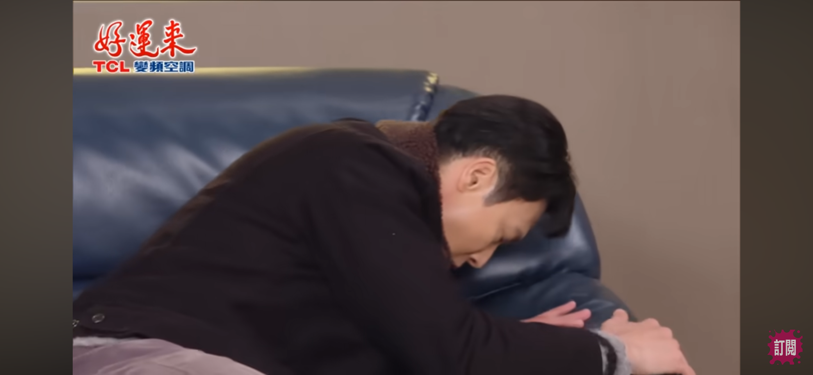 王燦遭龍天翔掌風打到跌坐沙發。（翻攝好運來YT）